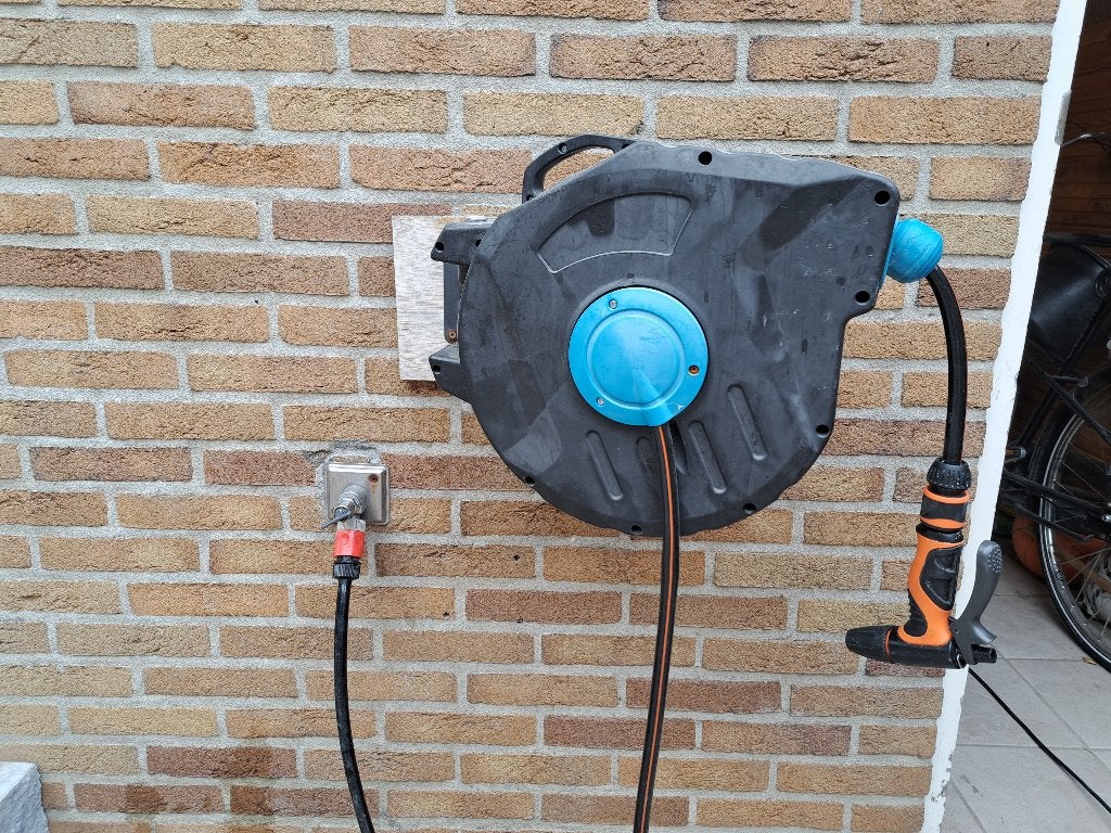 Oprolbare tuinslang / wandslangenbox 15 meter met toebehoren, Ophalen of Verzenden, Gebruikt, Tuinslanghaspel