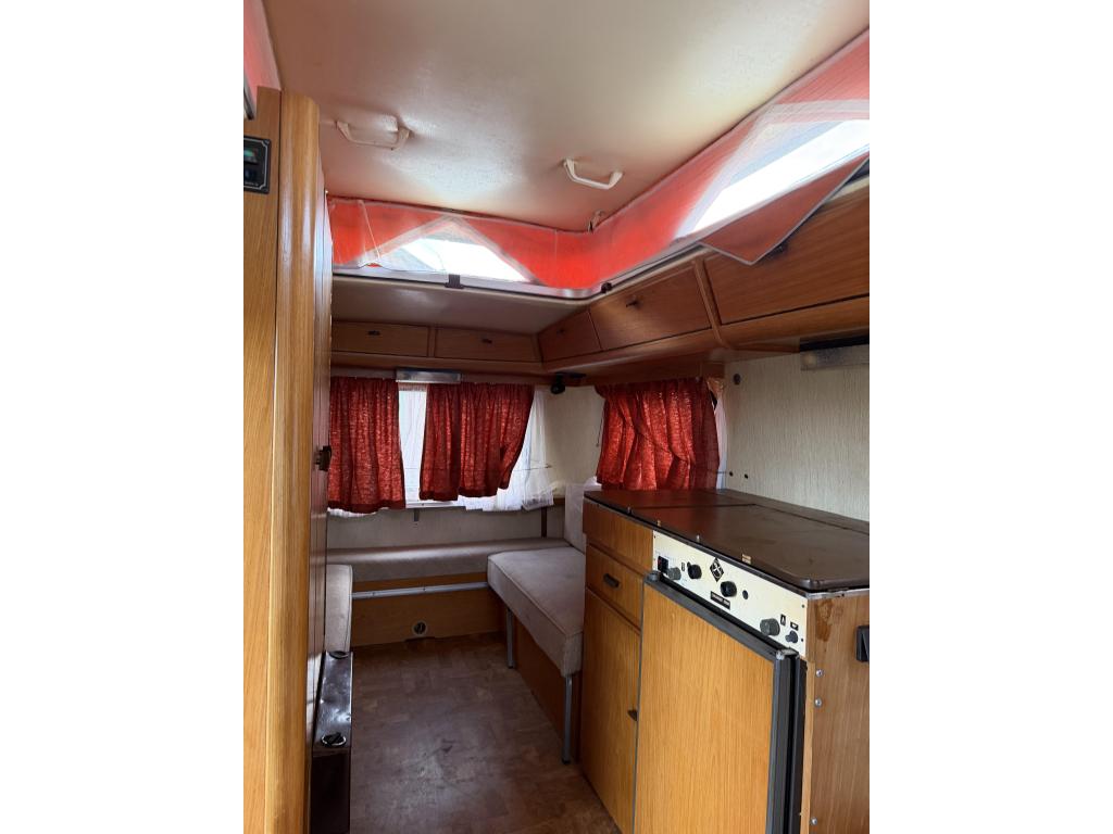 Eriba Triton, Caravans en Kamperen, Overige typen, Standaardzit, Koelkast, Tot en met 2