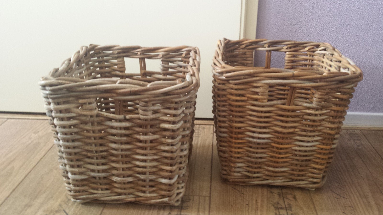 2 oude rotan manden vierkant / brocante mand, Huis en Inrichting, Woonaccessoires | Schalen en Manden, Mand, Vierkant, Ophalen of Verzenden