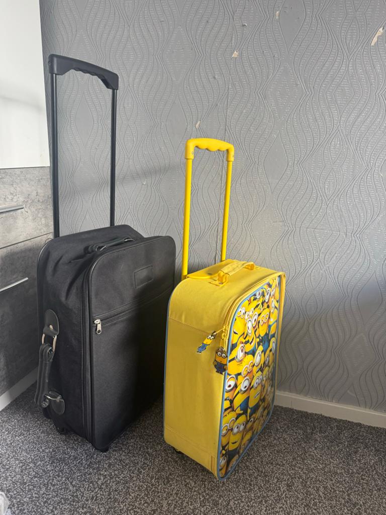 2 kleine koffers: Zwarte reiskoffer en Minions kinderkoffer, Gebruikt, 50 tot 60 cm, Ophalen of Verzenden, Zacht kunststof