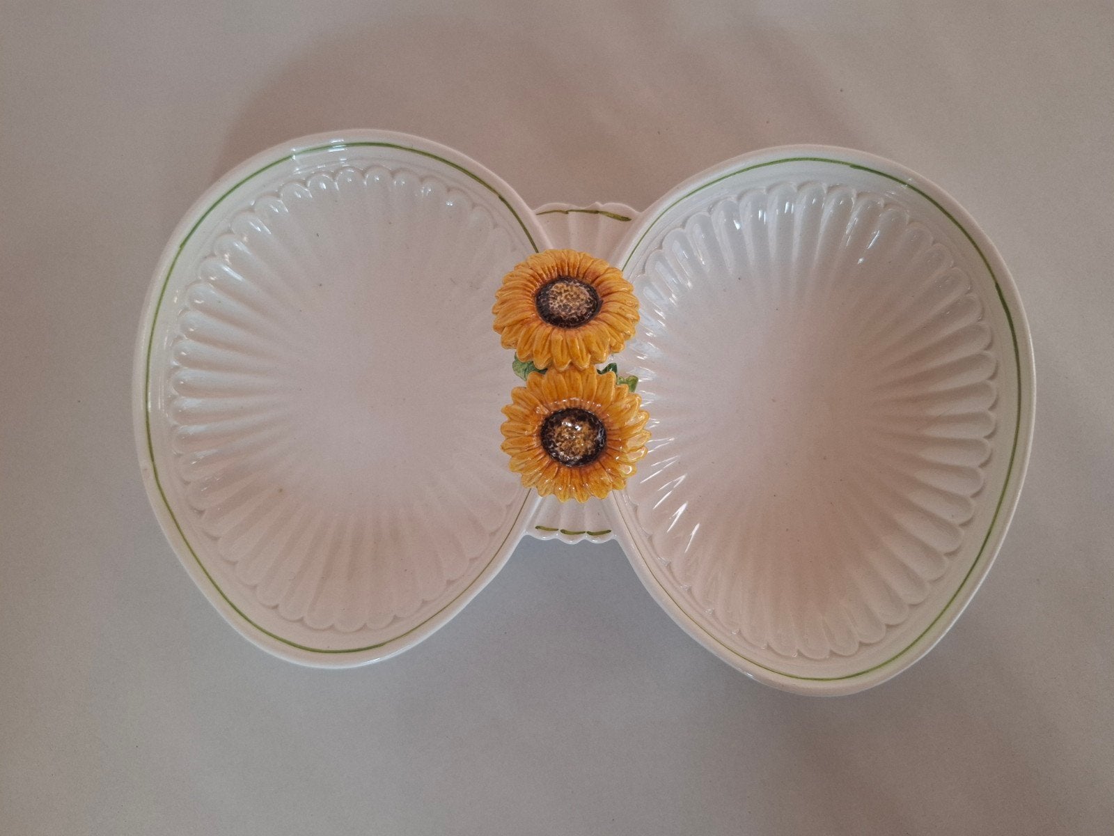 Dubbel ovale schaal gedecoreerd met Zonnebloemen, Antiek en Kunst, Ophalen of Verzenden