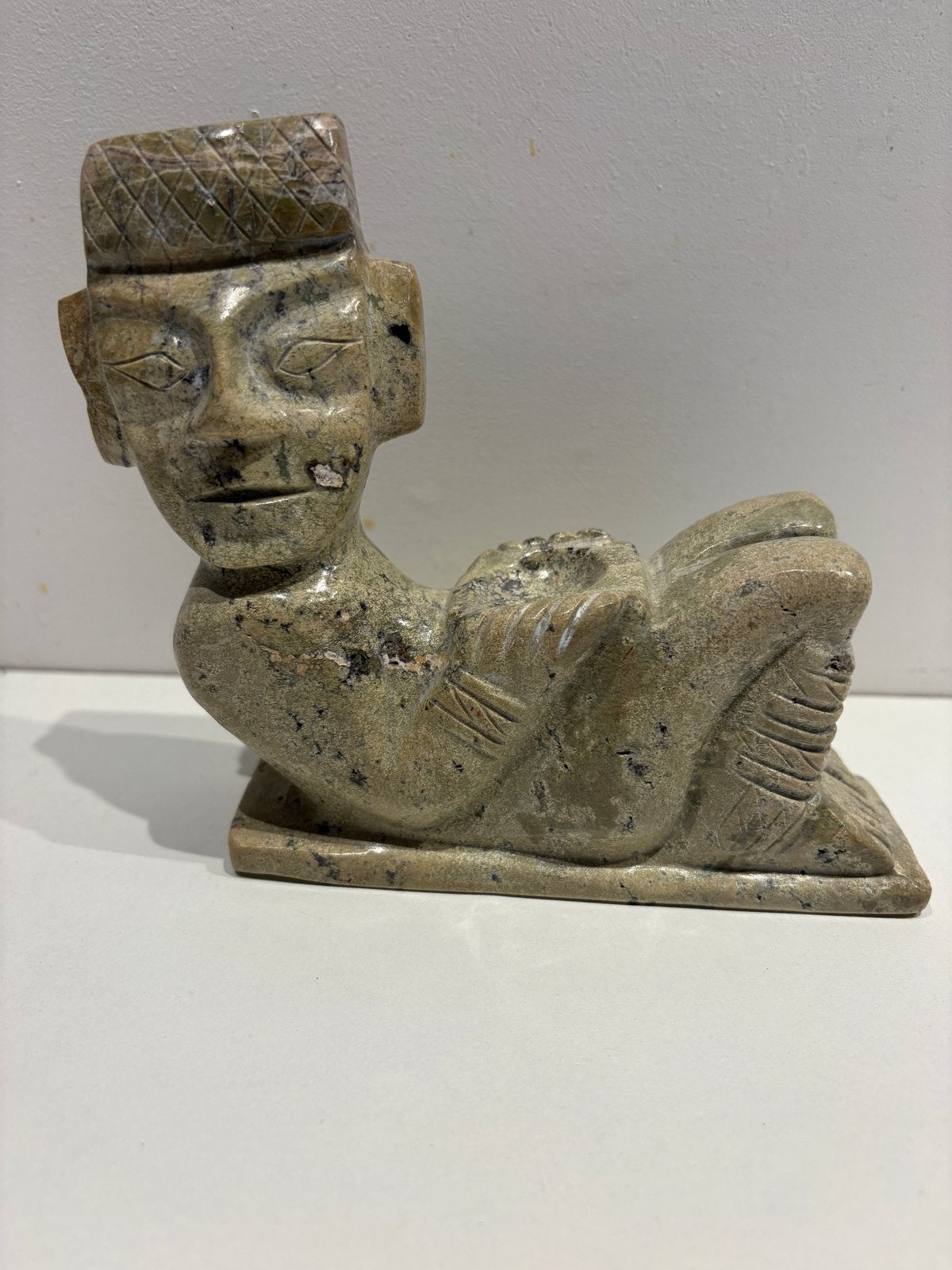 Oude Maya-stijl sculptuur van steen, liggende figuur, Antiek en Kunst, Kunst | Beelden en Houtsnijwerken, Minder dan 20 cm, Ophalen of Verzenden