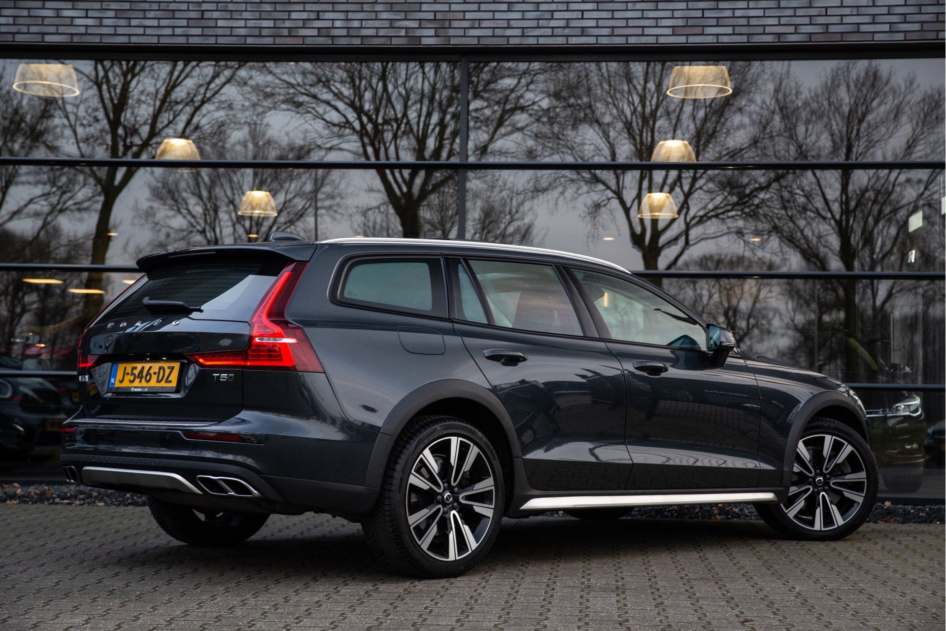Volvo V60 Cross Country 2.0 T5 AWD Inscription , Pano, H&K,, Automaat, Vierwielaandrijving, Adaptive Cruise Control, Zilver of Grijs
