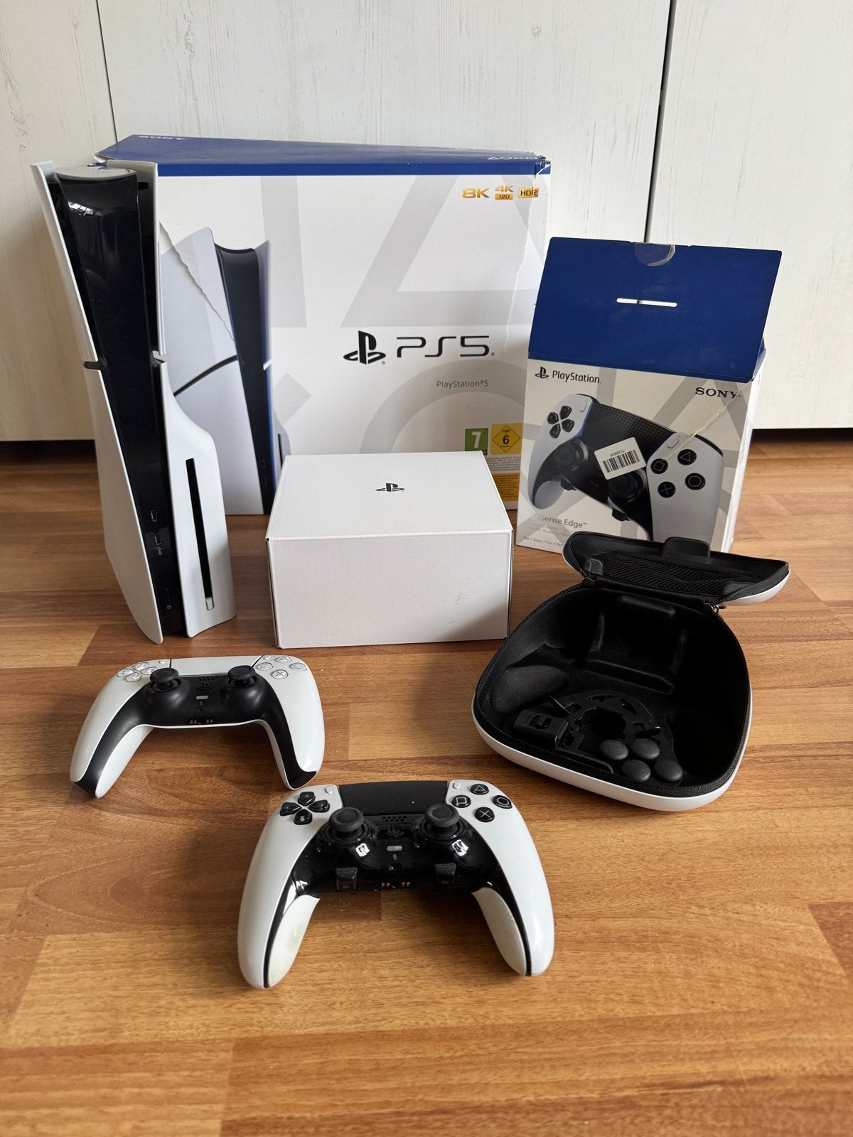 PS5 Slim 1TB Disc Edition met 2 controllers en accessoires, Ophalen of Verzenden, Zo goed als nieuw