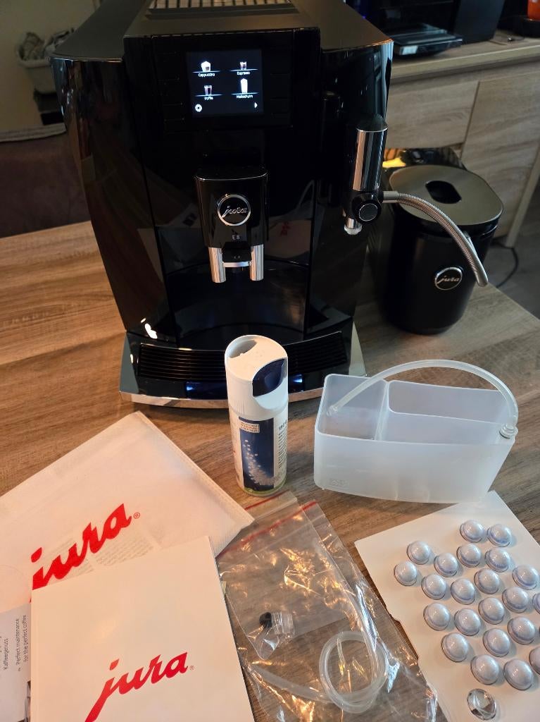 Jura E8 (EB) Piano Black 2021– Inclusief Jura Cool Control, Afneembaar waterreservoir, Jura, 10 kopjes of meer, Koffiemachine