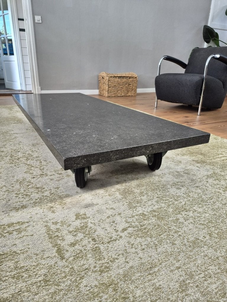 Salontafel van Belgisch hardsteen op wielen, Ophalen, Overige materialen, Gebruikt, 100 tot 150 cm