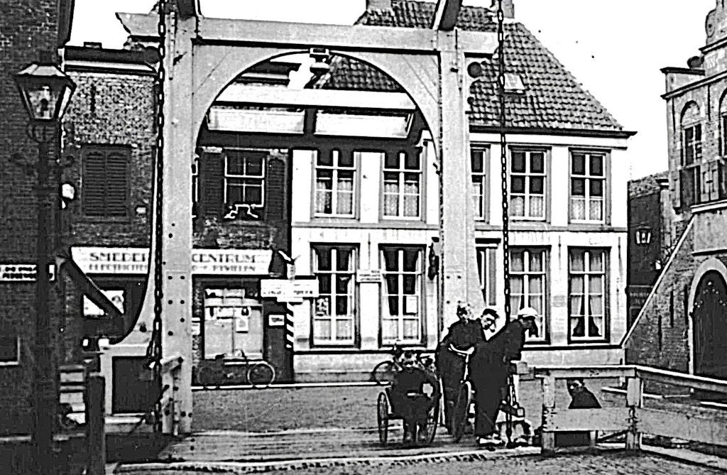 700893	De Rijp	NH	 Dam Raadhuis	Nette kaart onbeschreven, Ophalen of Verzenden, 1920 tot 1940, Ongelopen, Noord-Holland