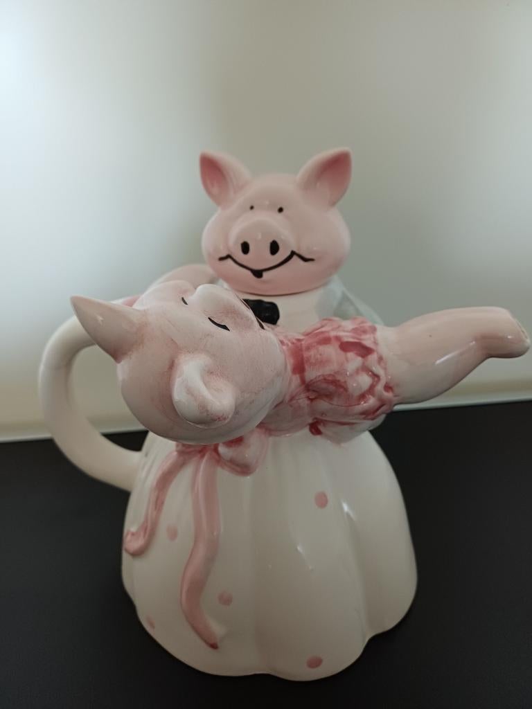 Unieke vintage theepot van dansende varkentjes, Meerkleurig, Overige stijlen, Ophalen of Verzenden, Zo goed als nieuw
