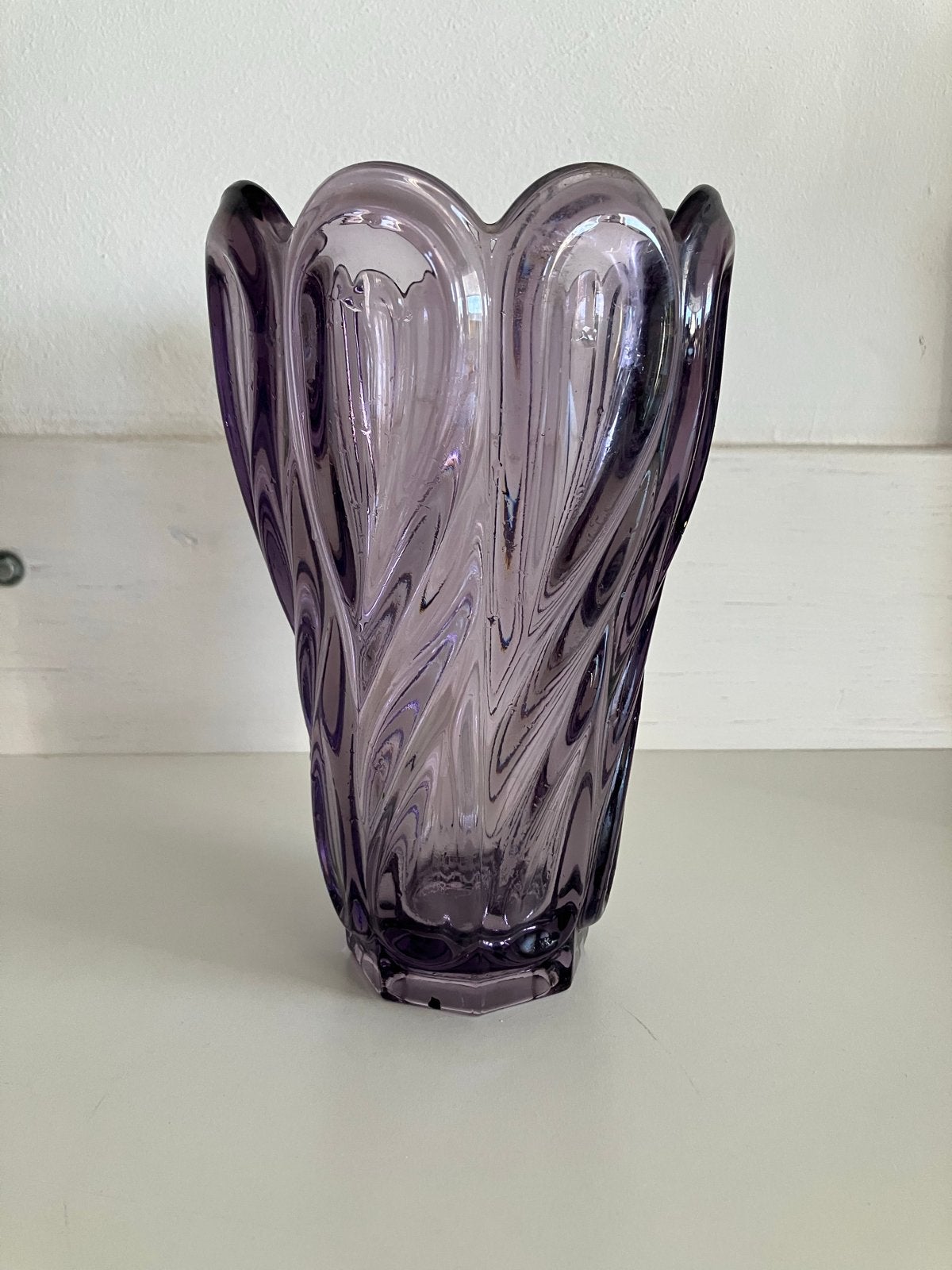 Vintage paarse glazen vaas met golvend design, Ophalen
