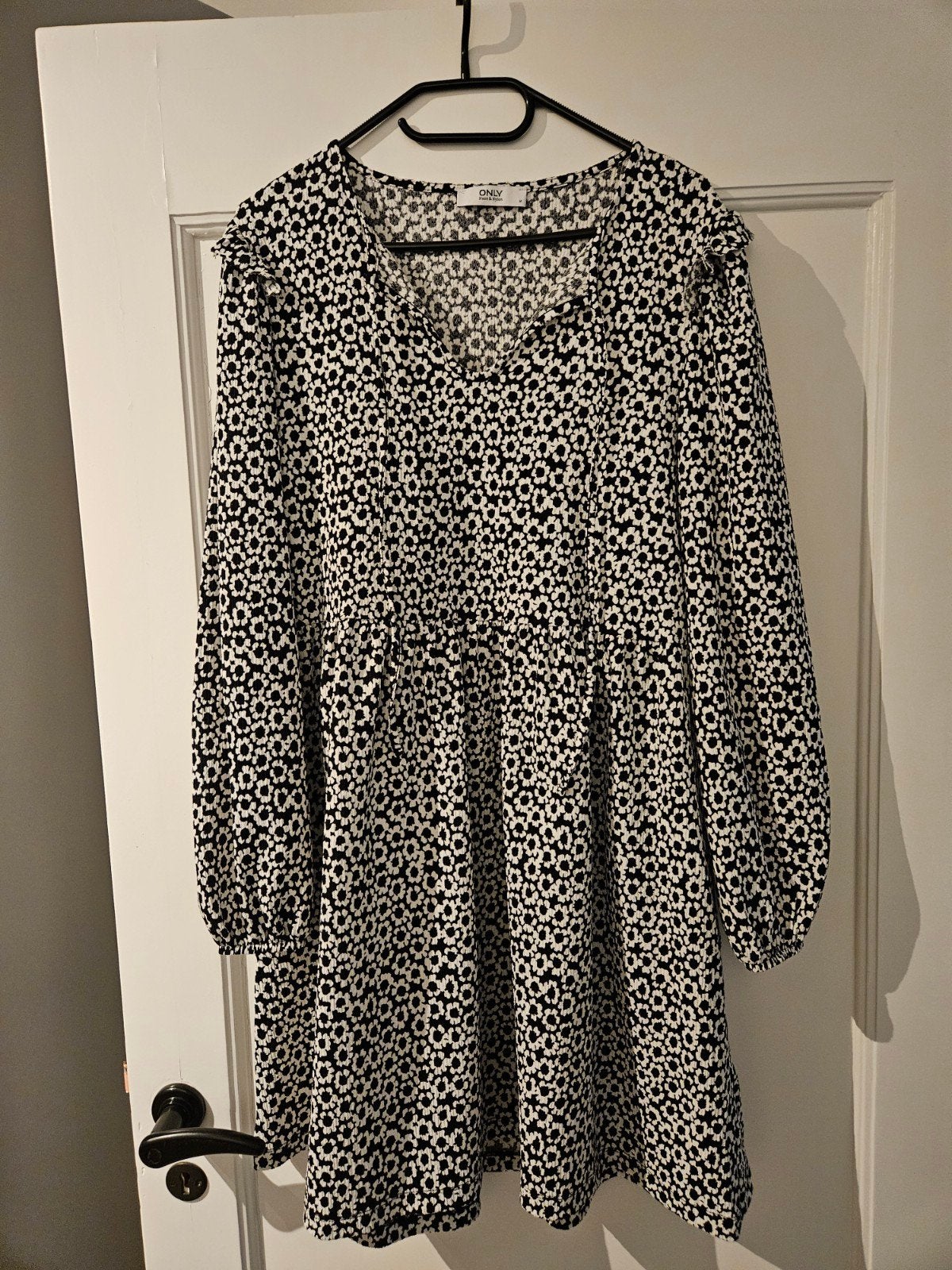 ONLY jurk met bloemenprint (M), Maat 38/40 (M), Zwart, Ophalen of Verzenden, Boven de knie
