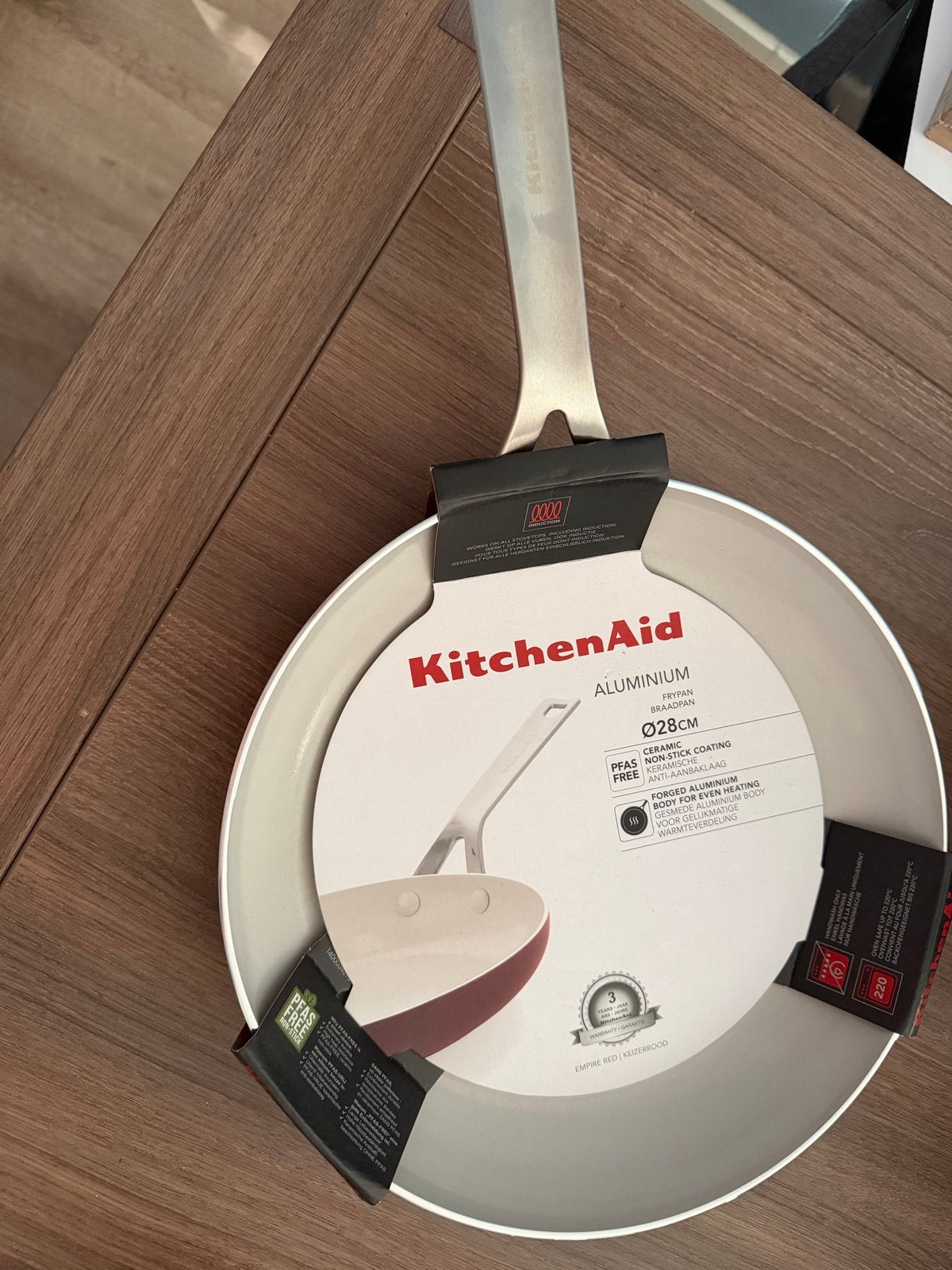 Nieuwe KitchenAid koekenpan 28cm (2 stuks beschikbaar), Huis en Inrichting, Keuken | Potten en Pannen, Koekenpan, Antiaanbaklaag