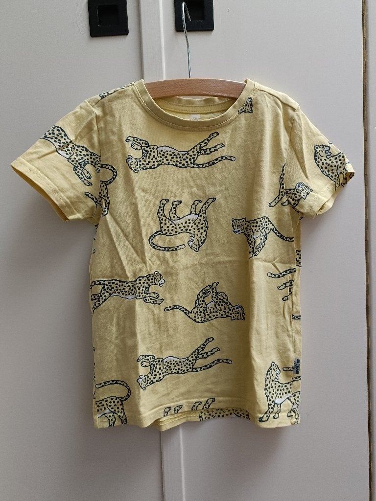 Leuk T-shirt Hema met cheetas geel 110, Kinderen en Baby's, Kinderkleding | Maat 110, Gebruikt, Jongen of Meisje, Ophalen of Verzenden