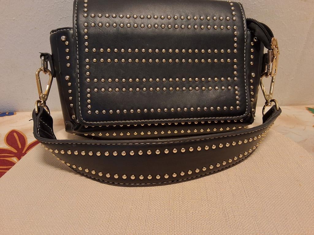 Zwarte tas met studs - Stijlvolle schoudertas, Sieraden, Tassen en Uiterlijk, Tassen | Schoudertassen, Ophalen of Verzenden, Zo goed als nieuw