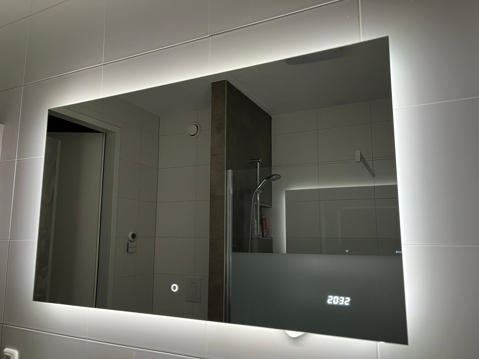 Foto 2 van Badkamer spiegel 120x70 LED, verwarming en klok 120x70