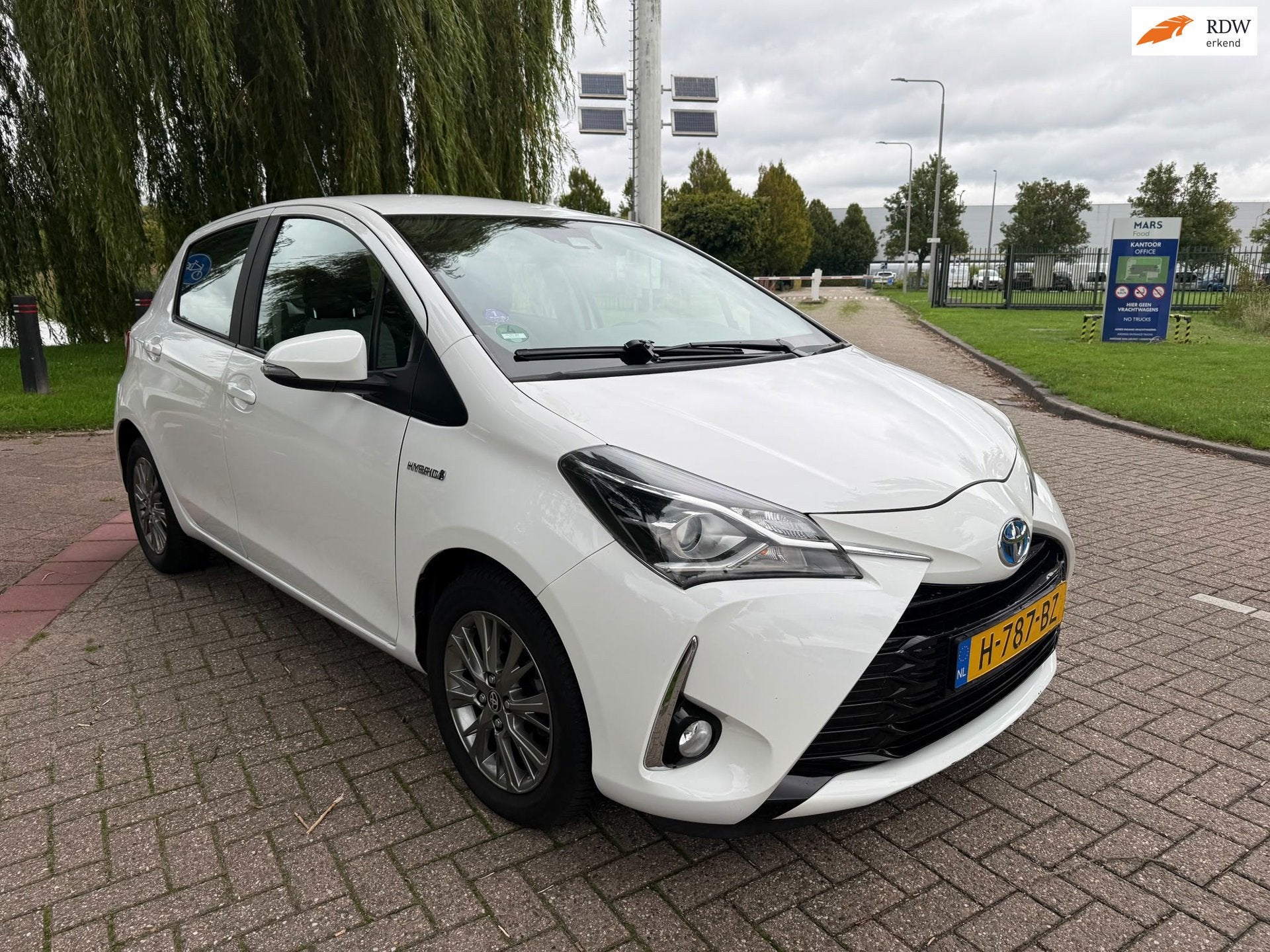 Toyota Yaris 1.5 Hybrid Active, Auto's, 4 cilinders, Wit, Plug-in hybride, Bedrijf