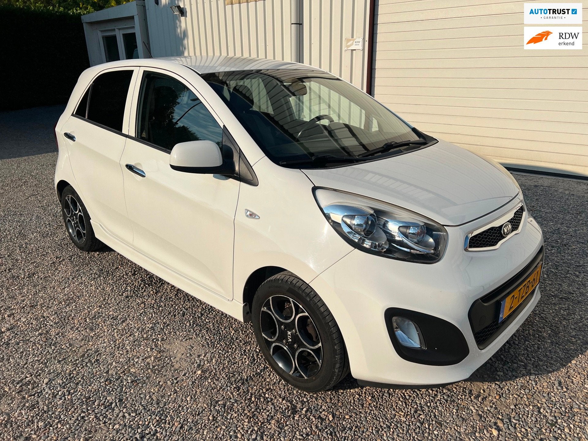 Kia Picanto 1.0 CVVT 1e EIG World Cup Ed.LED.LEER.NEW-APK.NA, Auto's, Voorwielaandrijving, Gebruikt, Zwart, 400 kg
