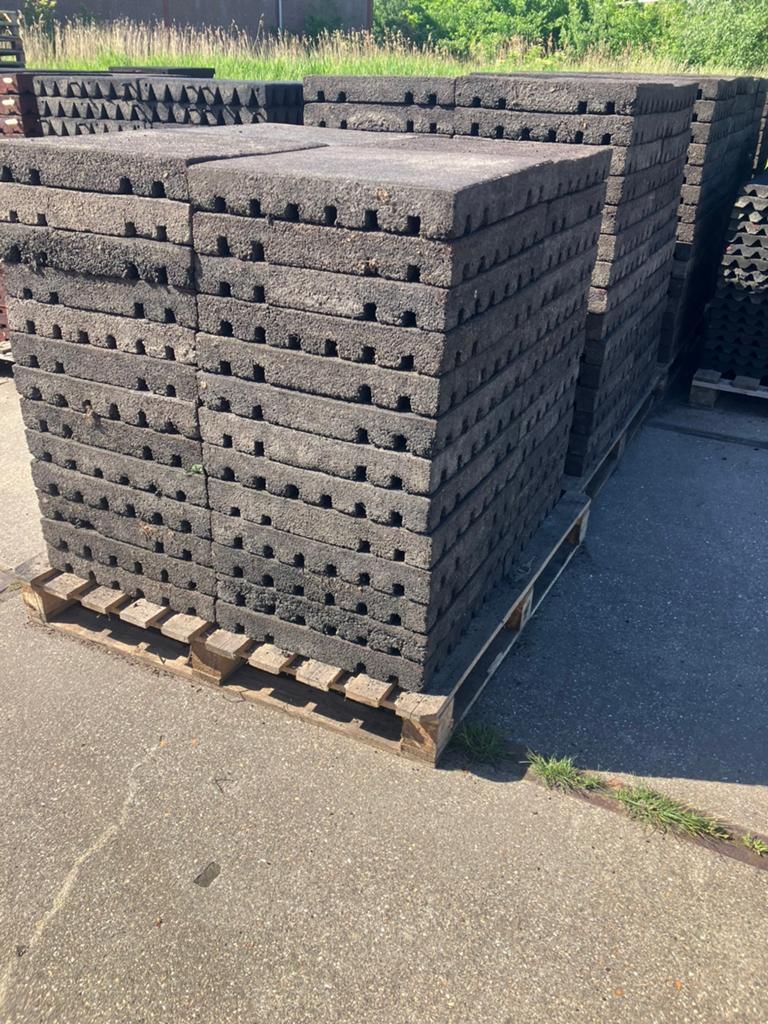 286 vochtdoorlatende rubberen tegels, staltegels 50x50x7cm, Q, Q, Q
