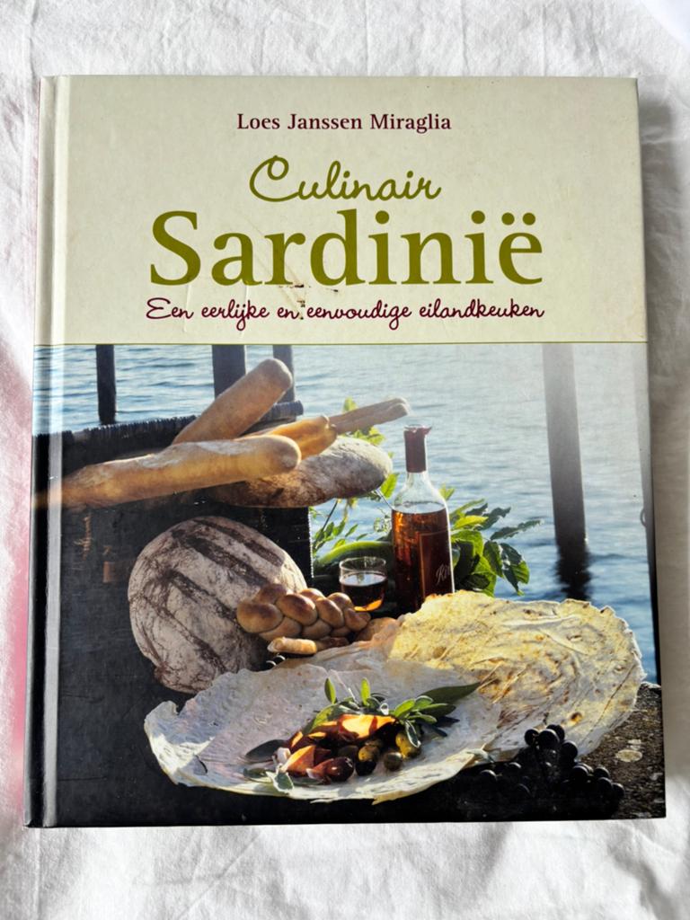 Loes Janssen-Miraglia - Culinair Sardinië, Italië, Ophalen of Verzenden, Hoofdgerechten, Loes Janssen-Miraglia