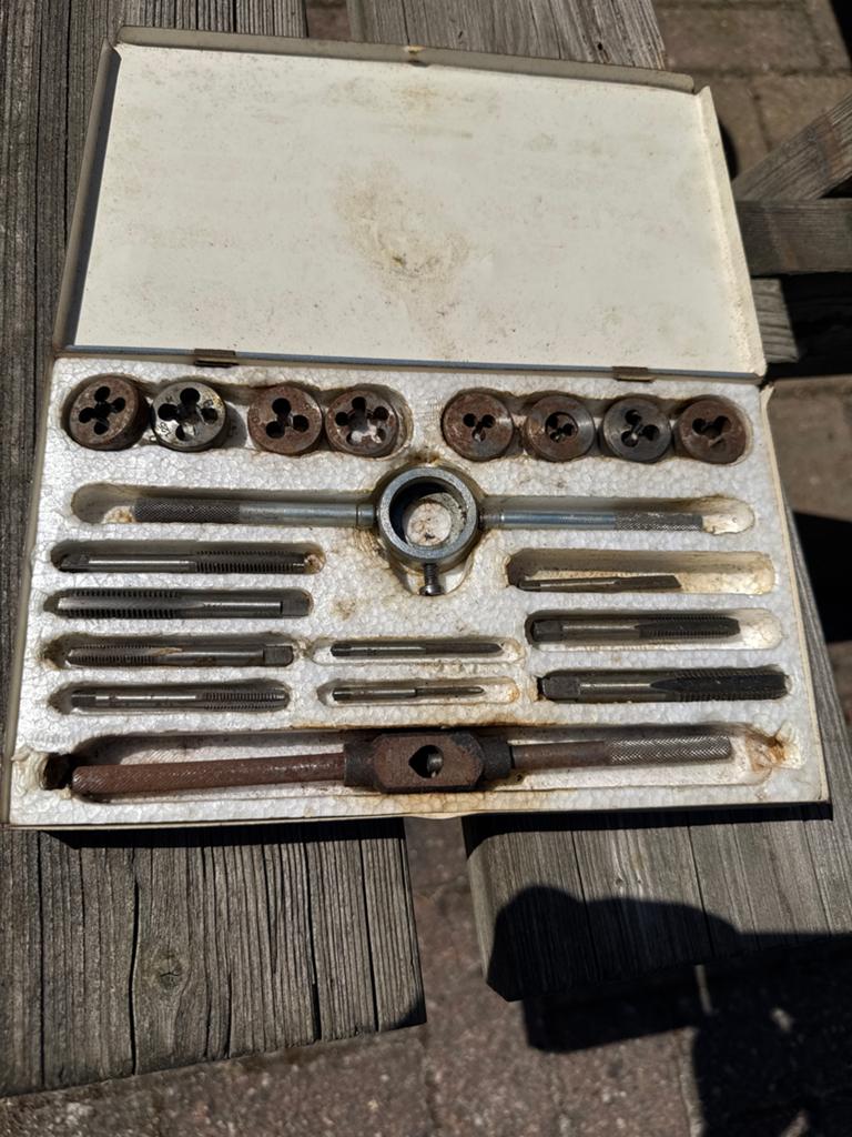 Oude Tap- en Snijset in Metalen Doos, Ophalen of Verzenden, Gebruikt