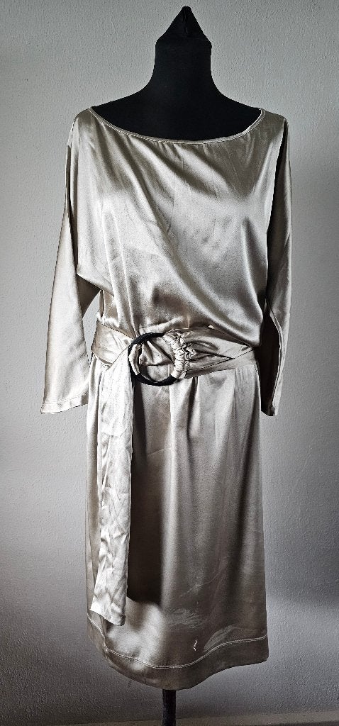 Moq Zijden Grijze Jurk Maat S (24425), Kleding | Dames, Jurken, Moq, Ophalen of Verzenden, Zo goed als nieuw, Knielengte