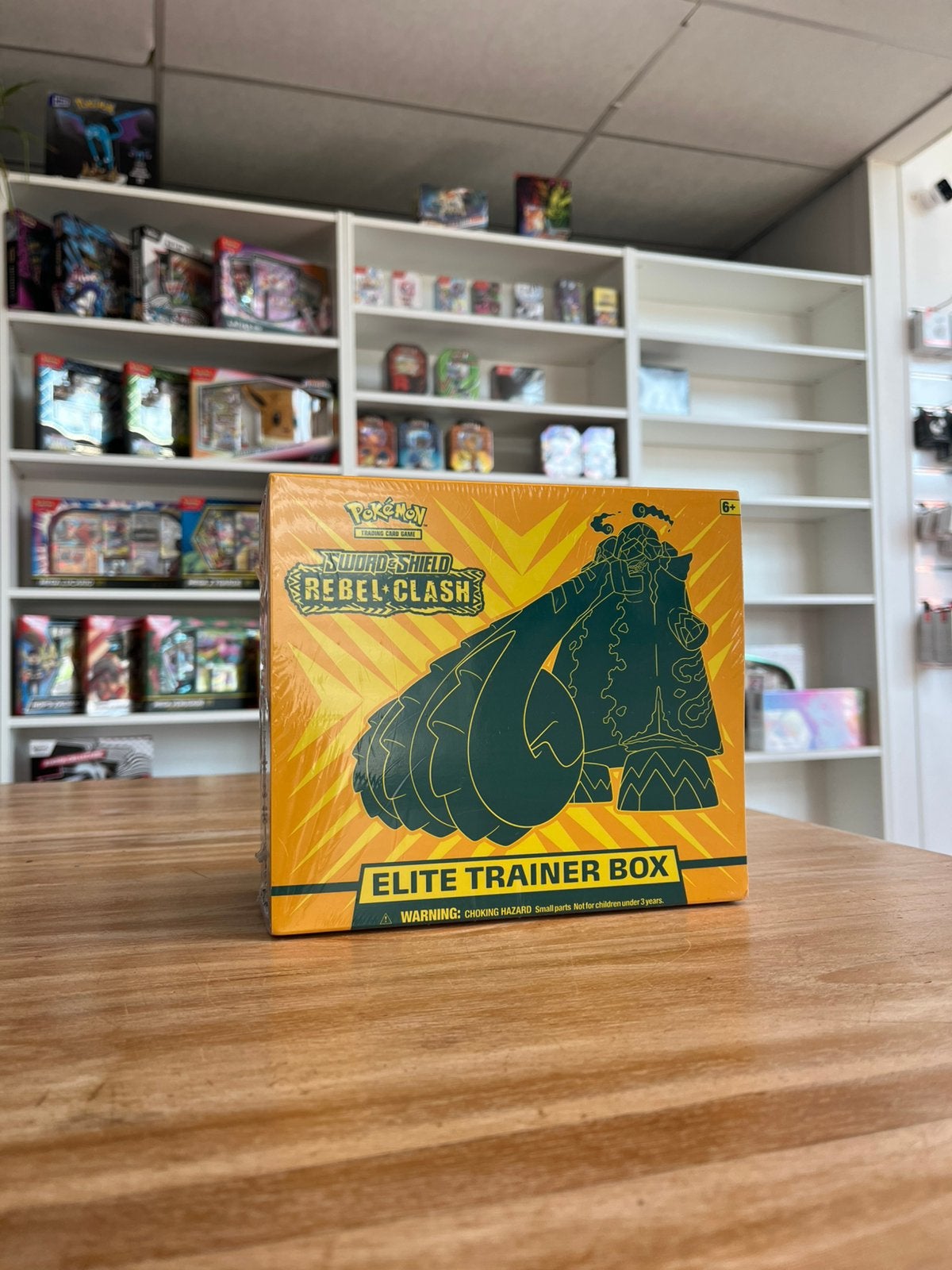 Pokémon Rebel Clash Elite Trainer Box, Hobby en Vrije tijd, Verzamelkaartspellen | Pokémon, Ophalen of Verzenden, Nieuw, Overige typen