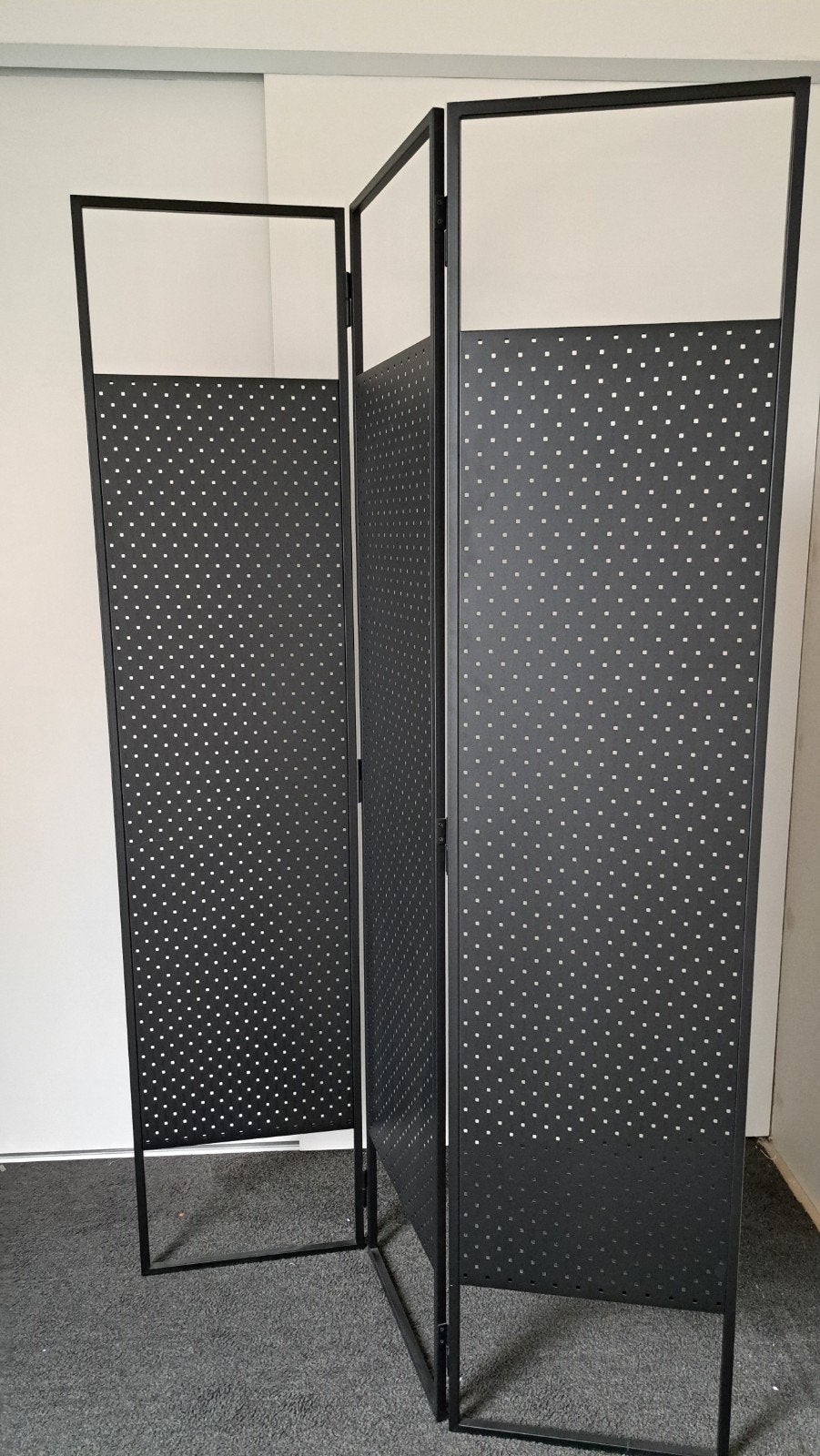 Zwart metalen kamerscherm met geperforeerde panelen, Ophalen, Zo goed als nieuw