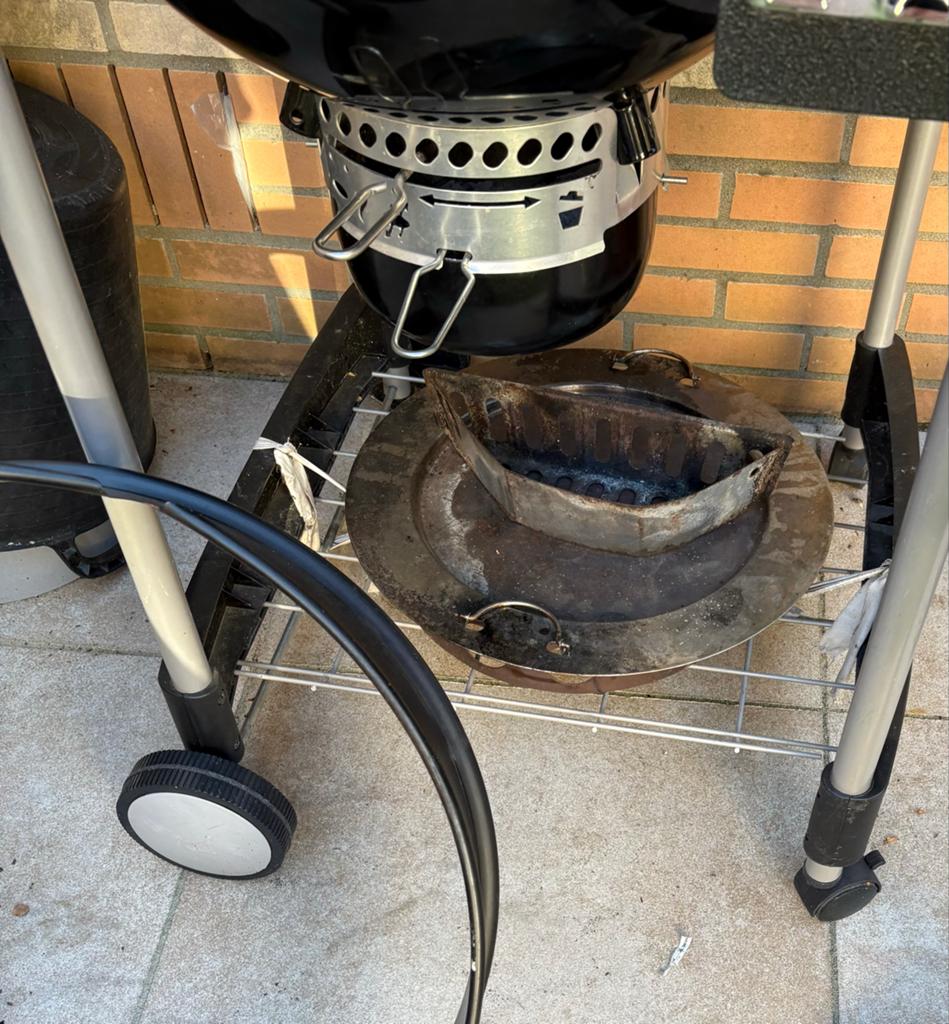 Weber Performer BBQ met gemotoriseerd spit, Ophalen, Gebruikt, Met accessoires
