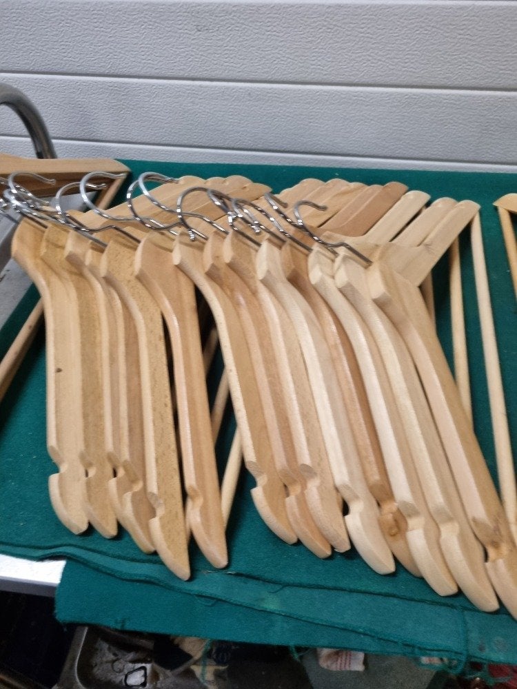 kleerhangers van hout 29 stuks, Kleding | Dames, Kledinghangers, Ophalen of Verzenden, 'T Olde Gre-j, Info@toldegrej.nl, Endepoelstraat 20f Didam