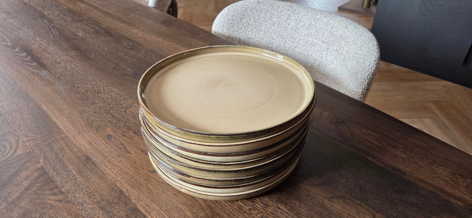 Set van 8 borden van Kwantum in beige, Ophalen of Verzenden, Aardewerk, Overige stijlen, Bord(en)