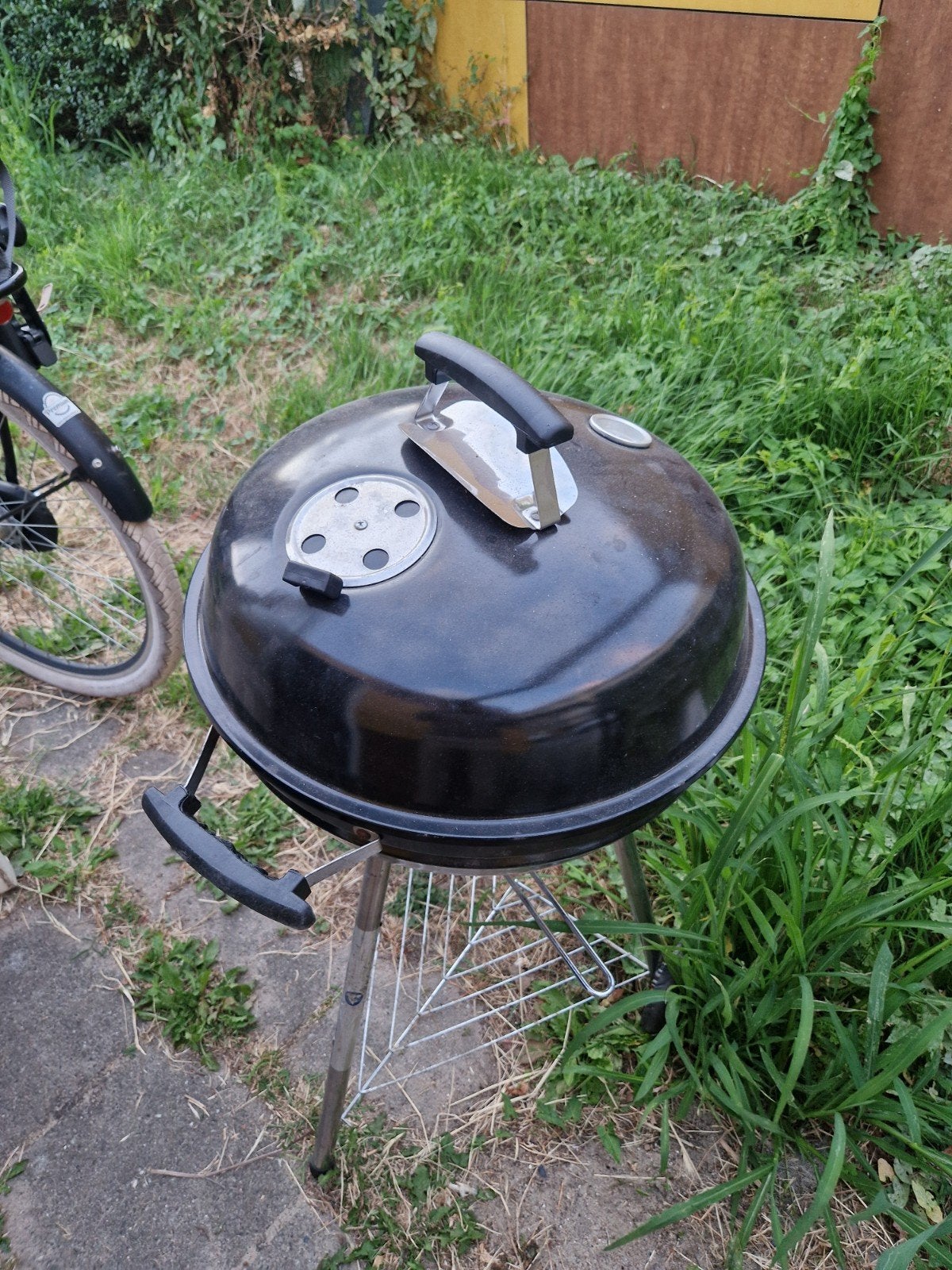 Gebruikte houtskool barbecue met deksel, Tuin en Terras, Houtskoolbarbecues, Ophalen, Gebruikt