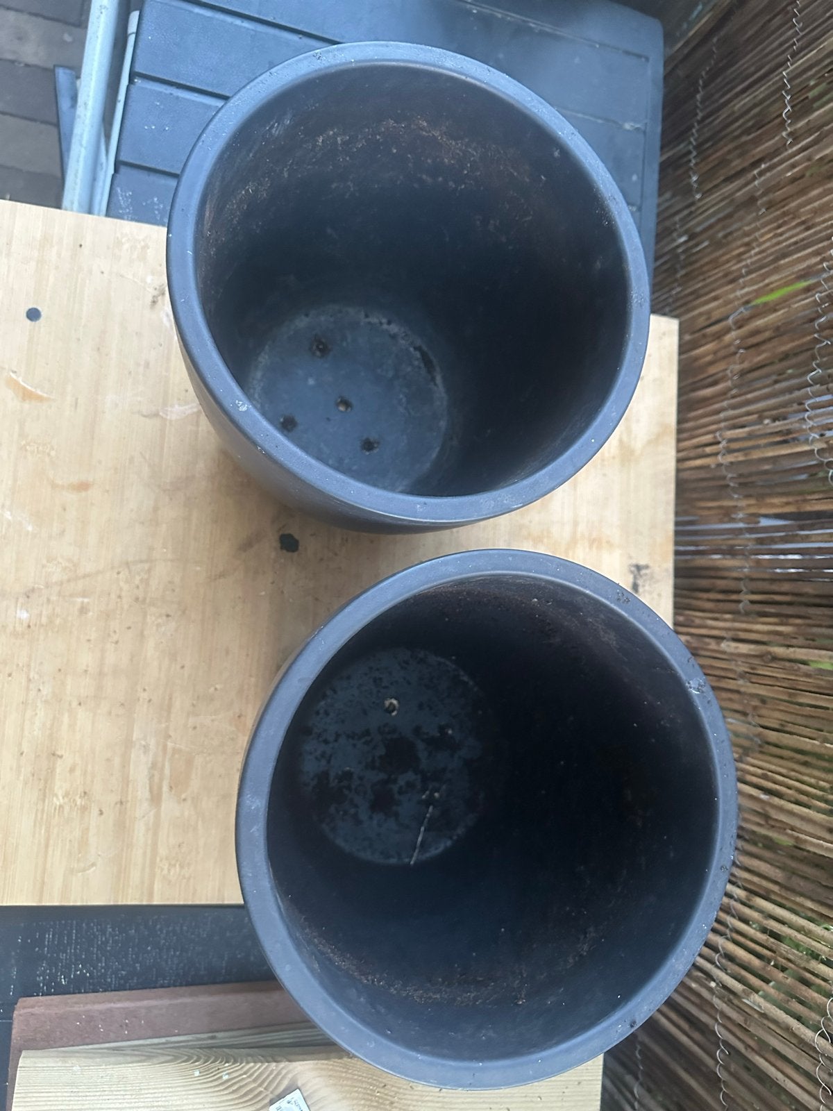 Twee zwarte bloempotten, gebruikt, Kunststof, Gebruikt, Rond, Binnen