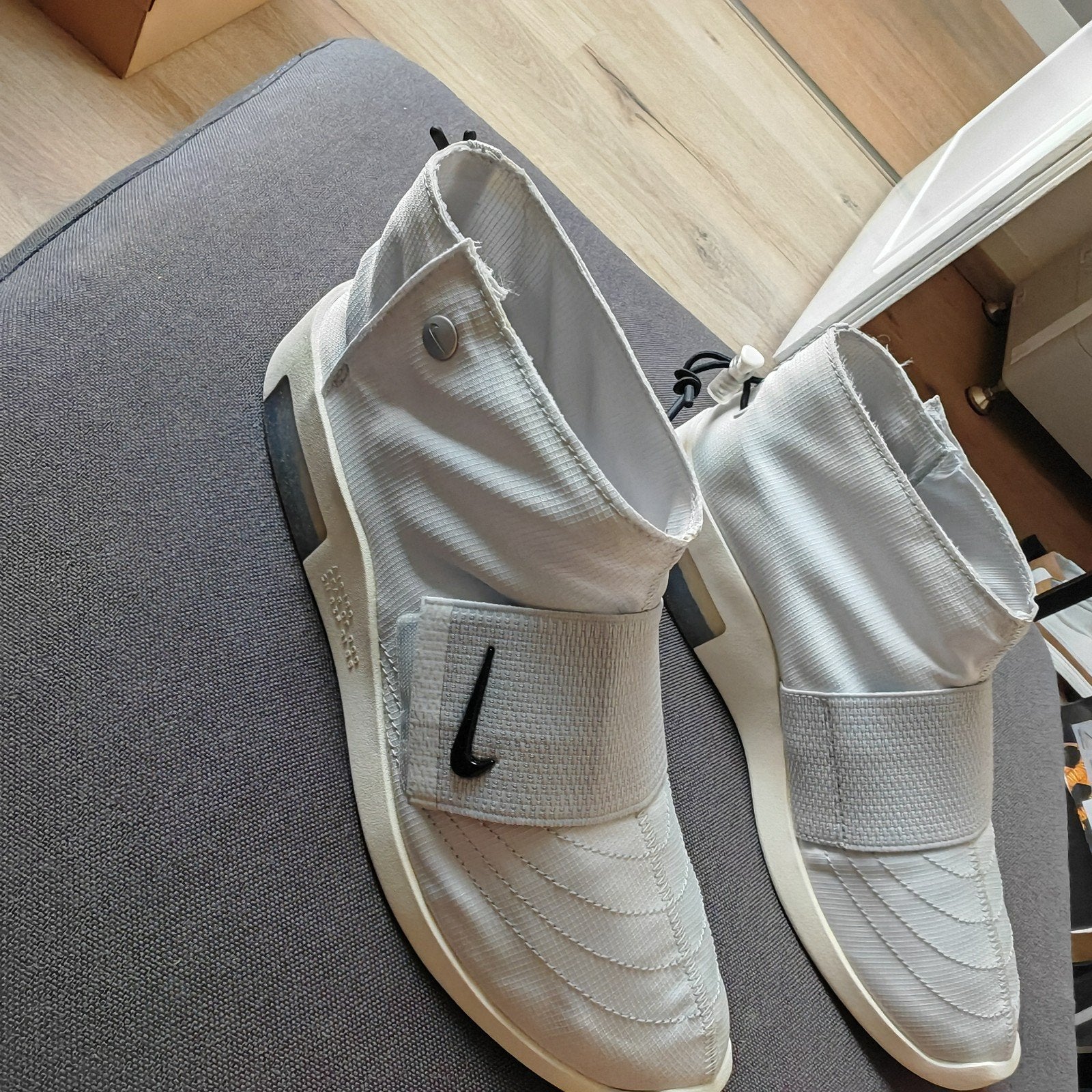 NIKE AIR FEAR OF GOD Moccassin Particle Grey - Maat 42, Kleding | Heren, NIKE FEAR OF GOD, Overige kleuren, Nieuw, Ophalen of Verzenden