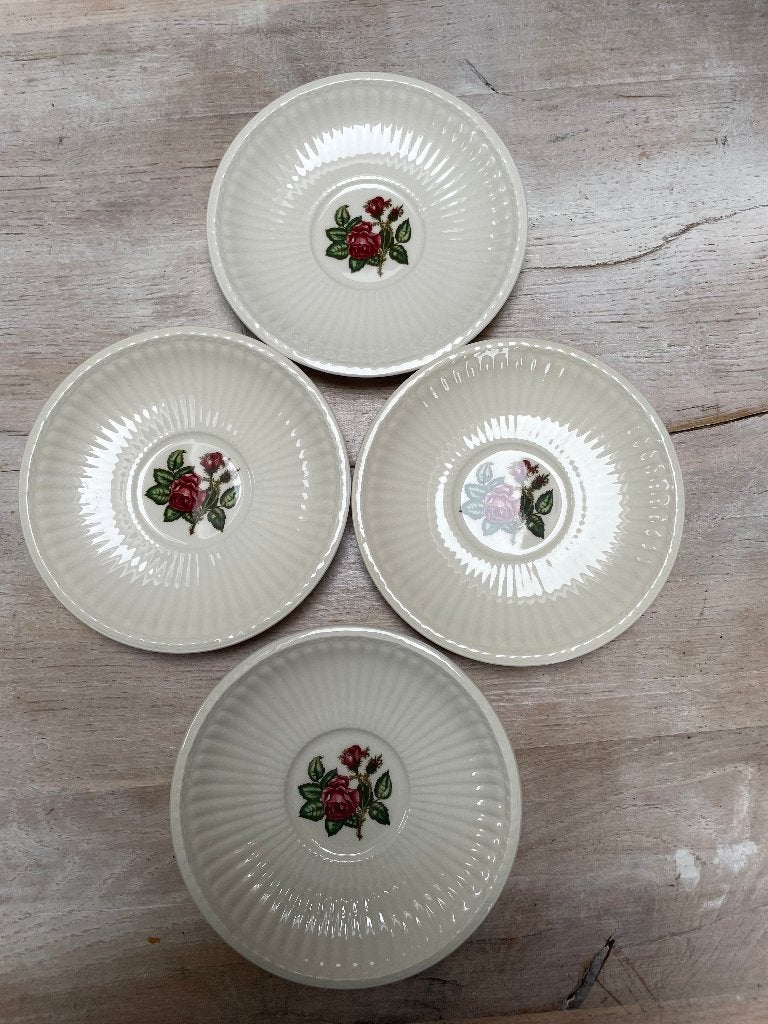 4 Wedgwood Moss Rose schoteltjes, Ophalen of Verzenden, Zo goed als nieuw, Porselein, Kop en/of schotel