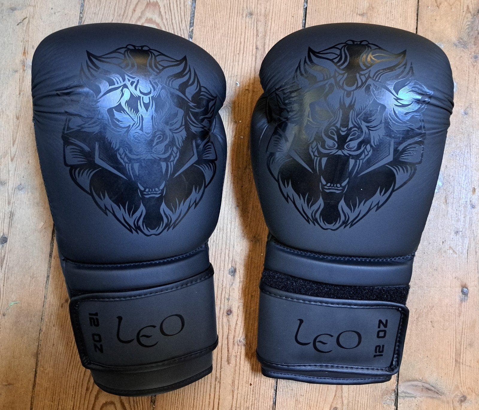 Te koop boxhandschoenen Leo 12 OZ., Ophalen of Verzenden, Zo goed als nieuw, Bokshandschoenen