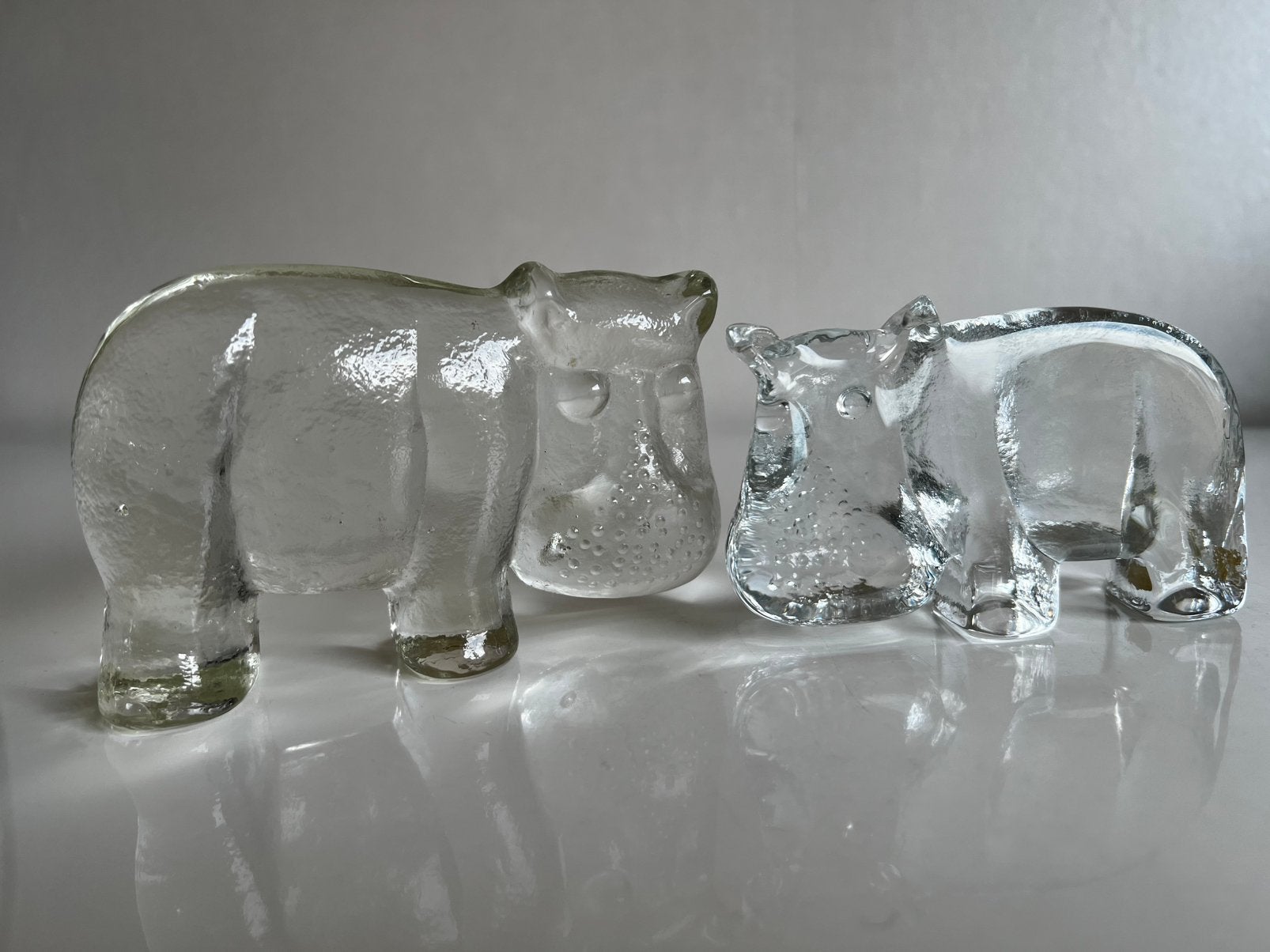 2 Kosta Boda Hippo Nijlpaard Mamma Baby Zoo Serie Vallien, Antiek en Kunst, Ophalen of Verzenden, Object, Glas