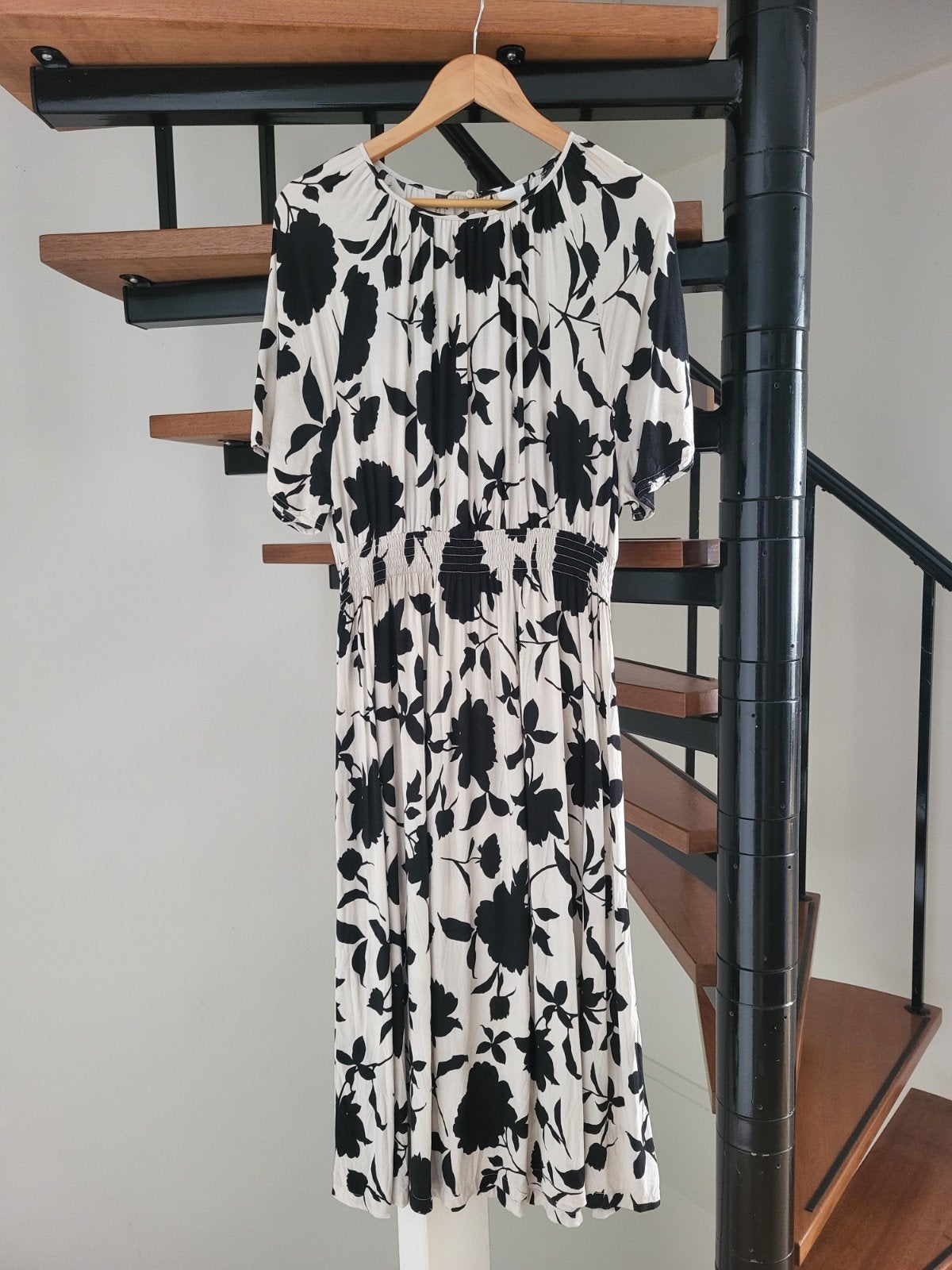 Zwart-witte bloemenjurk met elastische taille maat L, H&M, Maat 42/44 (L), Ophalen of Verzenden, Zo goed als nieuw
