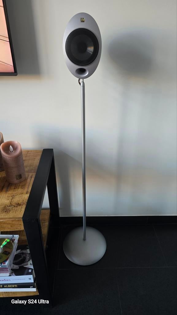 KEF Speakers op standaard - Zilver, Ophalen of Verzenden, Zo goed als nieuw, Front, Rear of Stereo speakers, Overige merken