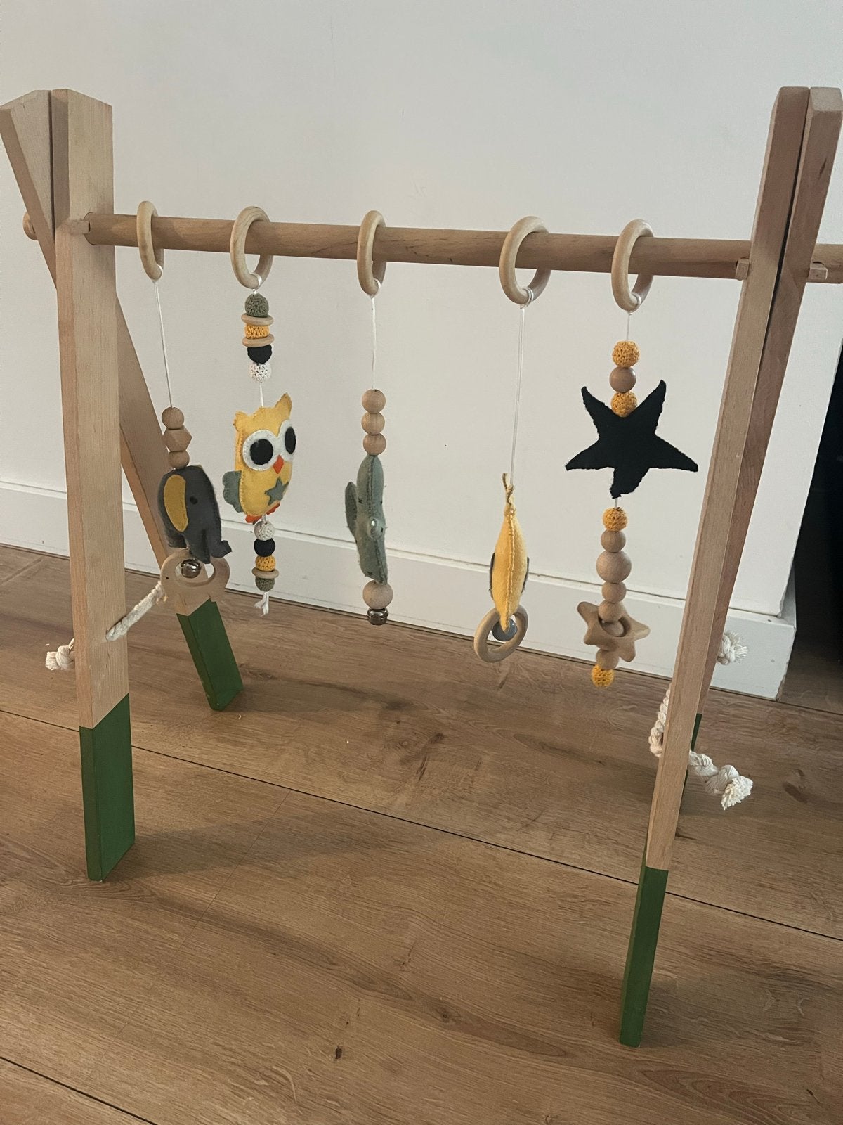 Houten babygym met vilten speeltjes, Ophalen of Verzenden, Zo goed als nieuw, Babygym, Met geluid