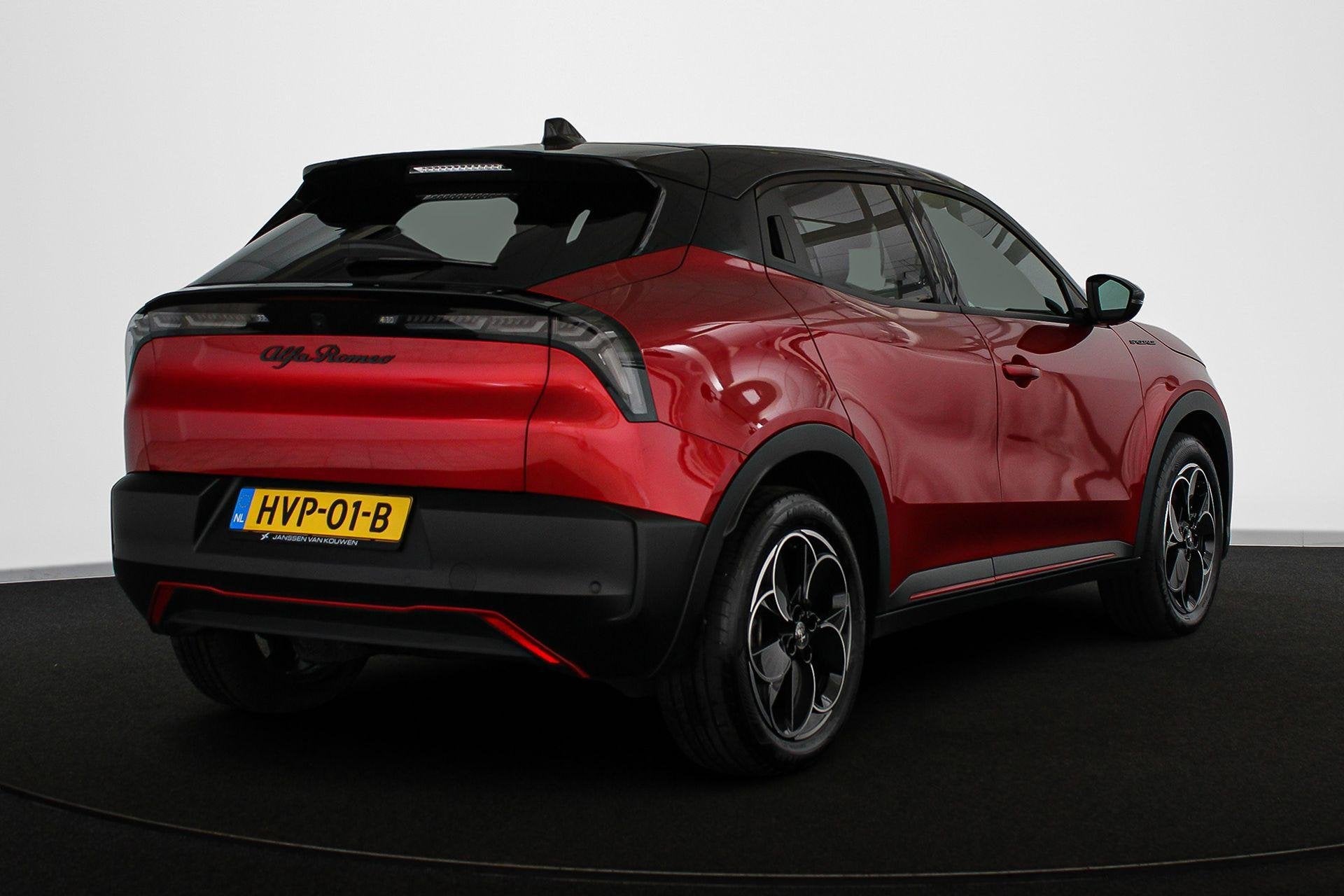 Alfa Romeo Junior Elettrica Speciale 54 kWh Massage Stoelver, 413 km, Zwart, Leder en Stof, https://media-marktplaats.export.dv.nl/23849045052/document-1.pdf