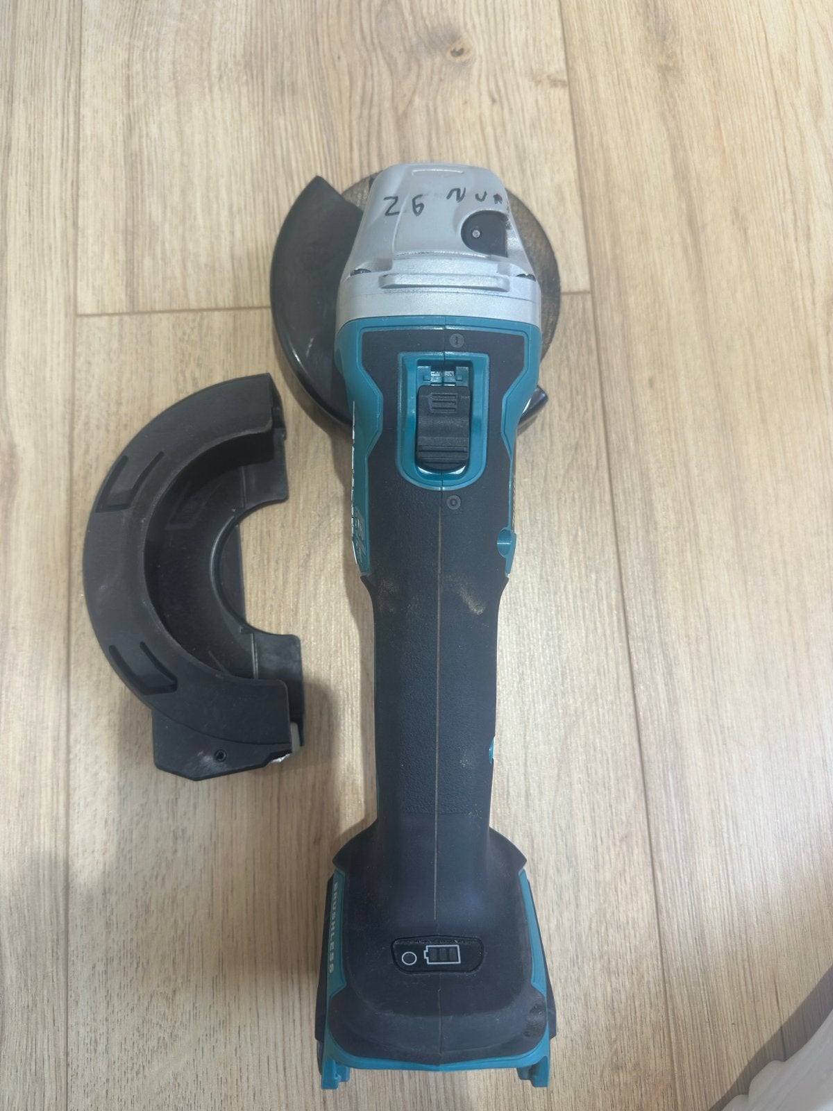 Makita DGA504 Haakse Slijper - Accu - Gebruikt, Ophalen of Verzenden, Gebruikt, Minder dan 700 watt, Haakse handslijpmachine