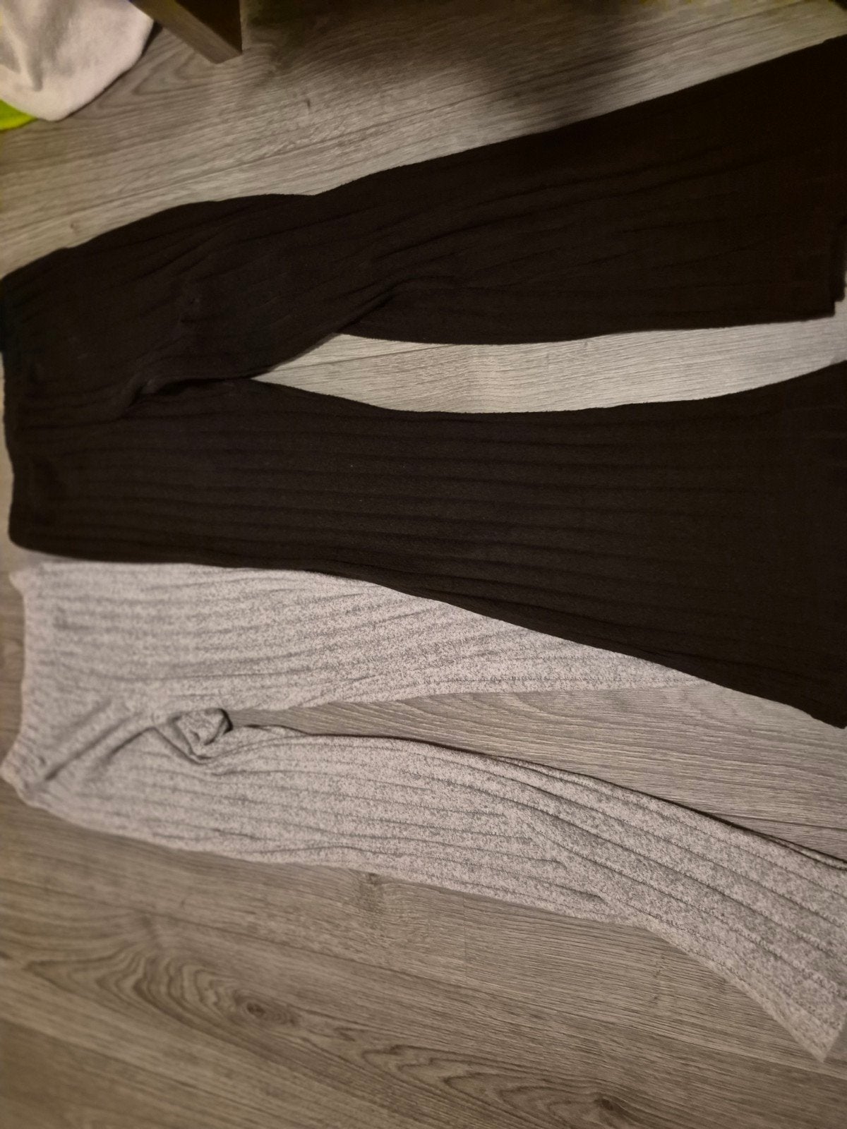 2-pack geribbelde flared broeken - grijs en zwart, Kleding | Dames, Ophalen of Verzenden, Zo goed als nieuw, Maat 34 (XS) of kleiner