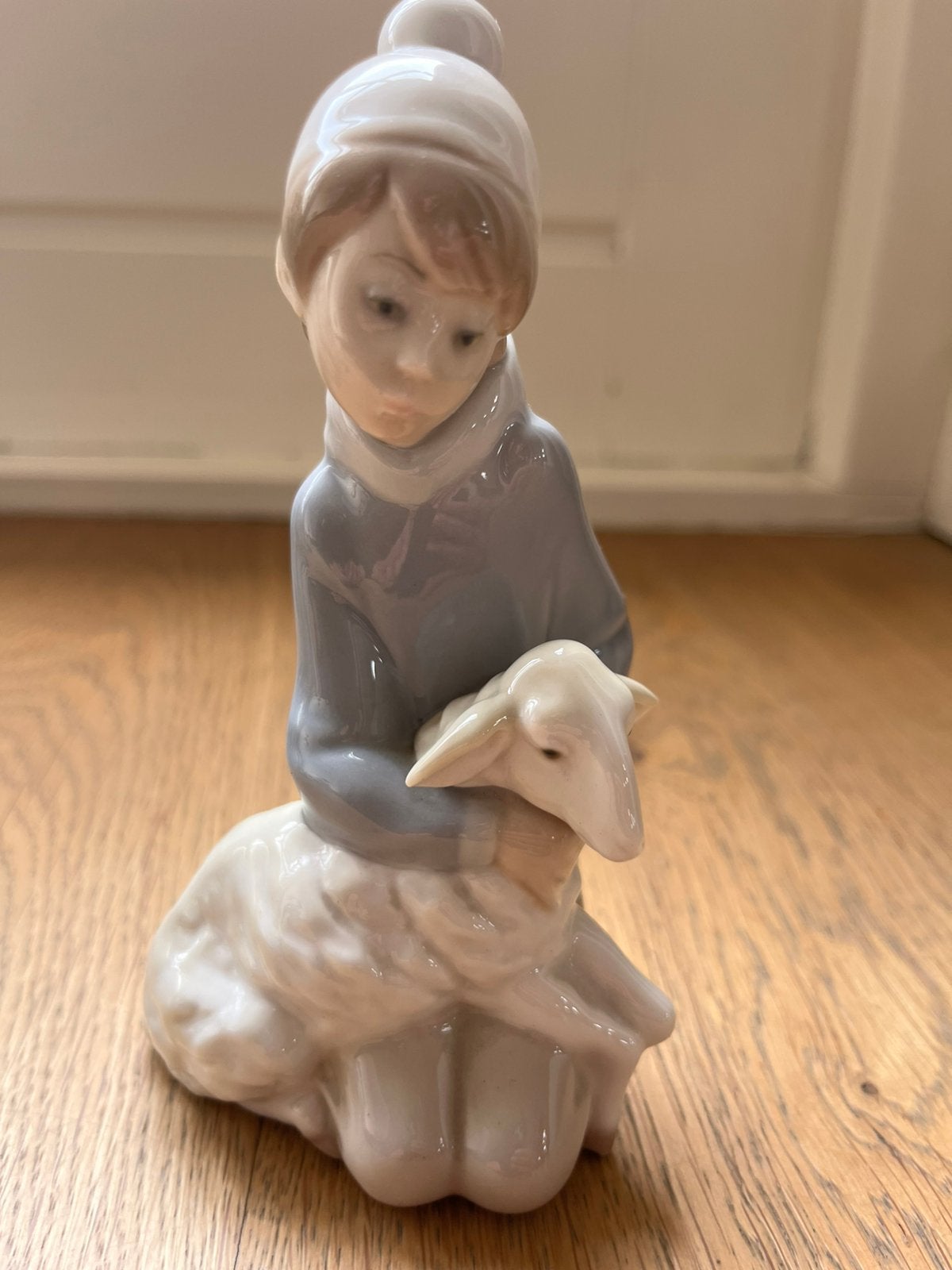 Lladro beeldje: Jongen met lammetje, Verzenden, Zo goed als nieuw, Mens