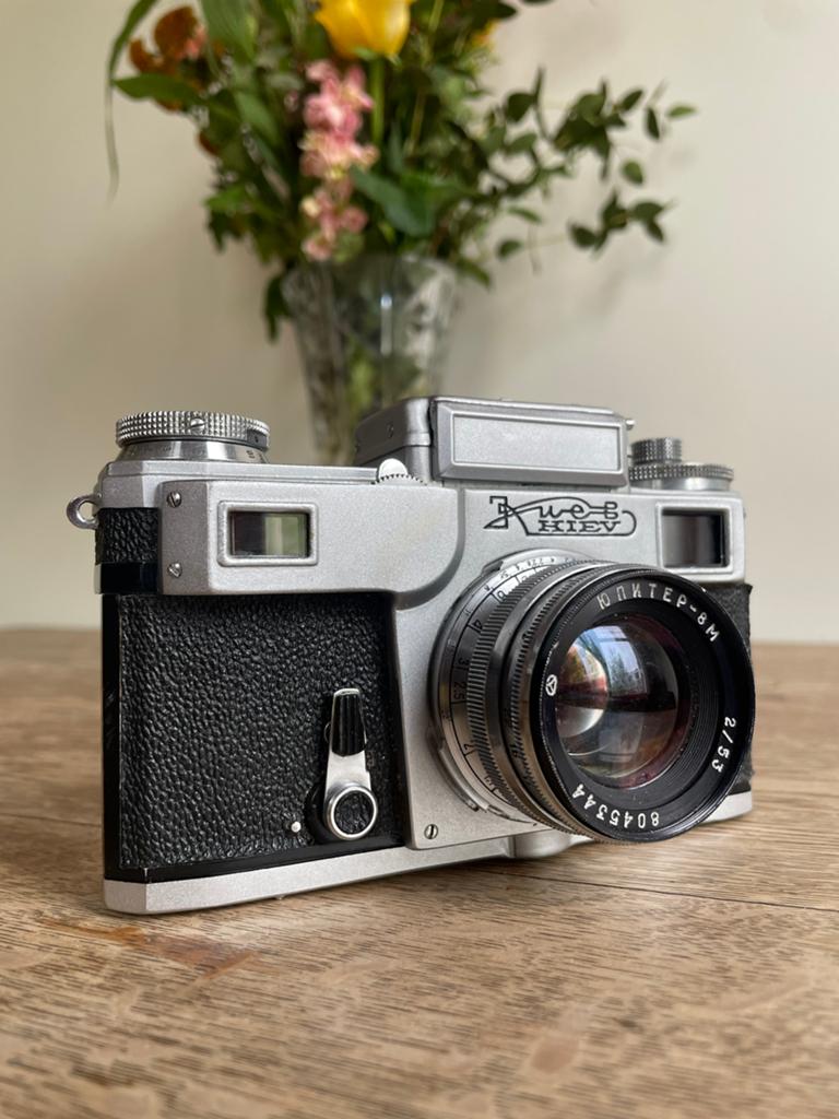 Kiev-4M 35mm analoge camera met Jupiter-8M 53mm f/2 lens, Ophalen of Verzenden, Compact, Overige Merken