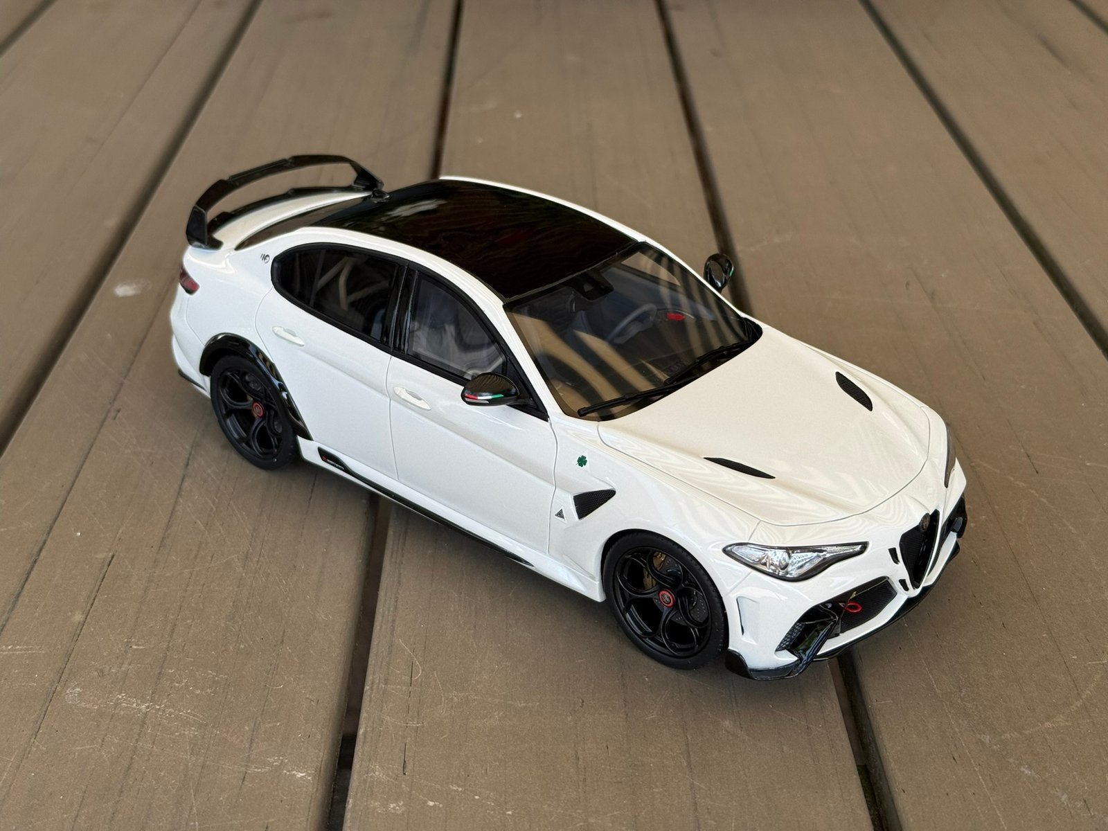 1:18 Alfa Romeo Giulia Quadrifoglio Bianco Trofeo, Ophalen of Verzenden, Zo goed als nieuw, OttOMobile