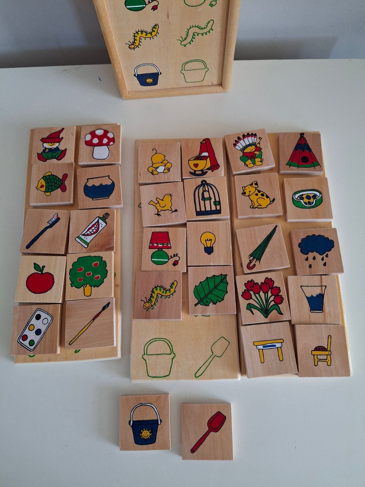 Janbibejan Houten Lotto - Vintage Bewaardoos met 32 Plaatjes, Ophalen of Verzenden, Gebruikt, Taal en Lezen