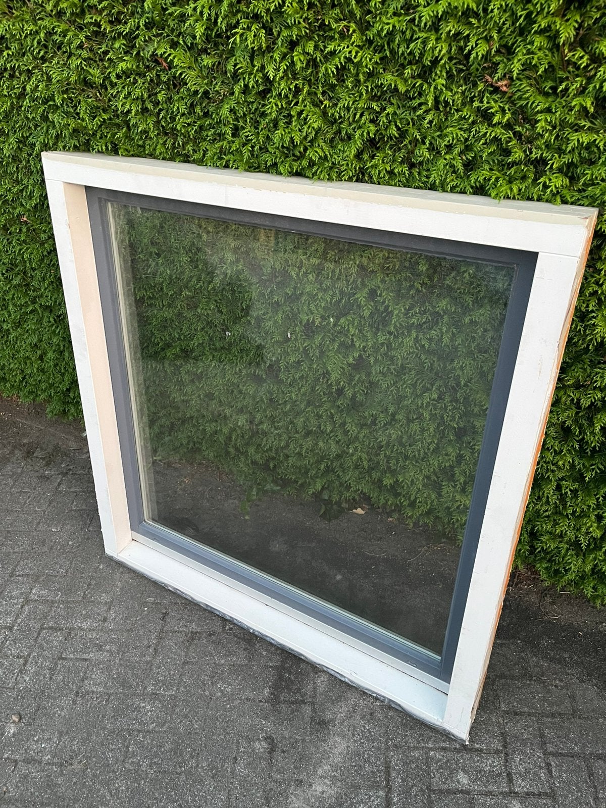 Te koop groot hardhout draaikiepraam raamkozijn 1390X1370, Doe-het-zelf en Verbouw, Kozijnen en Schuifpuien, Gebruikt, Raamkozijn