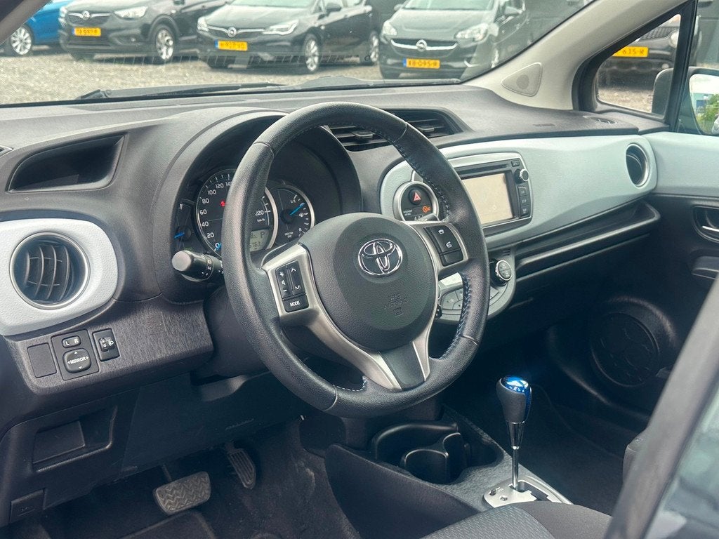 Toyota Yaris 1.5 Full Hybrid Aspiration/NAVI/CAMERA/NW APK, Auto's, Euro 5, Gebruikt, Zwart, 4 cilinders