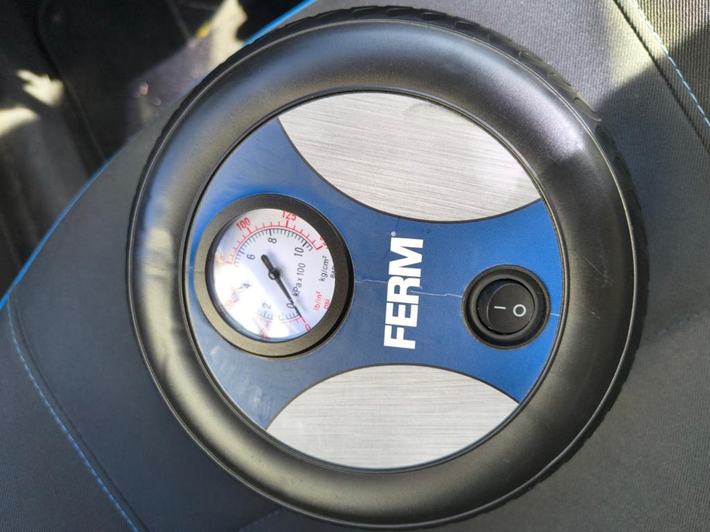 Ferm Mini Compressor 12V - Ideaal voor onderweg, Doe-het-zelf en Verbouw, Compressors, 10 bar of meer, Ophalen of Verzenden, Zo goed als nieuw