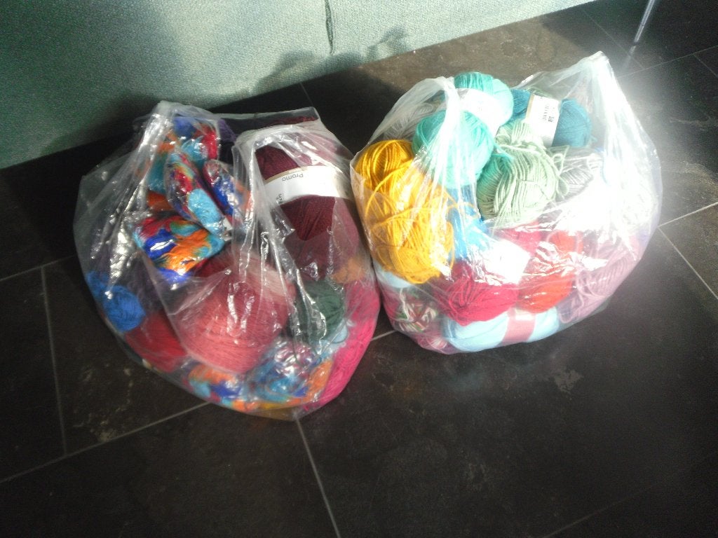 veel bollen wol, voornamelijk synthetisch, breigaren, Ophalen of Verzenden, Zo goed als nieuw, Breien of Haken, Wol of Garen