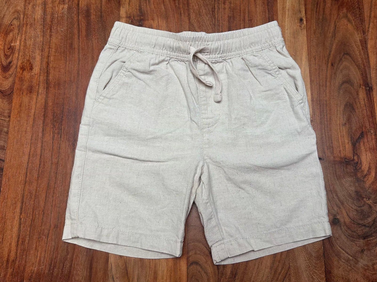 Mooi beige kort broekje maat 134, Broek, Ophalen of Verzenden, Zo goed als nieuw, Primark